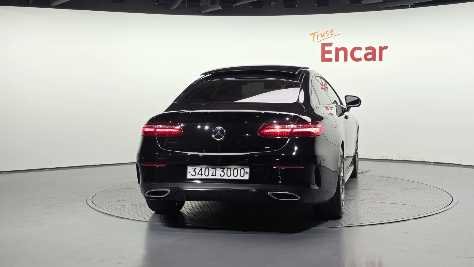 Mercedes-Benz E 220 63 AMG PK* DIGITAL* KEYLESS* AMBIENT* HEAD-UP* КРА, снимка 4 - Автомобили и джипове - 54975373