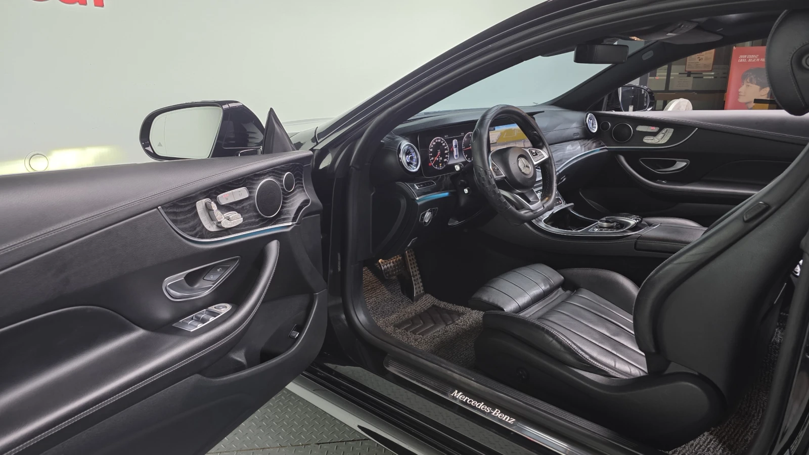 Mercedes-Benz E 220 63 AMG PK* DIGITAL* KEYLESS* AMBIENT* HEAD-UP* КРА, снимка 9 - Автомобили и джипове - 54975373