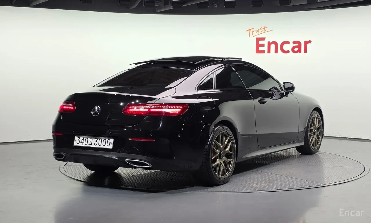 Mercedes-Benz E 220 63 AMG PK* DIGITAL* KEYLESS* AMBIENT* HEAD-UP* КРА, снимка 3 - Автомобили и джипове - 54975373