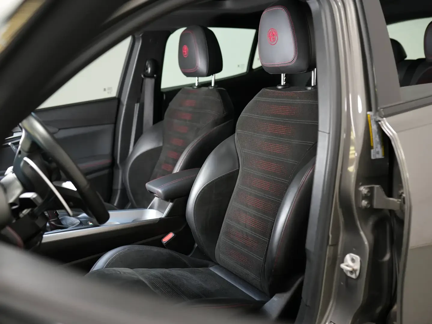 Alfa Romeo Tonale VELOCE 2.0T AWD * DIS * ПОДГРЕВ * ЛЮК, снимка 8 - Автомобили и джипове - 56112718
