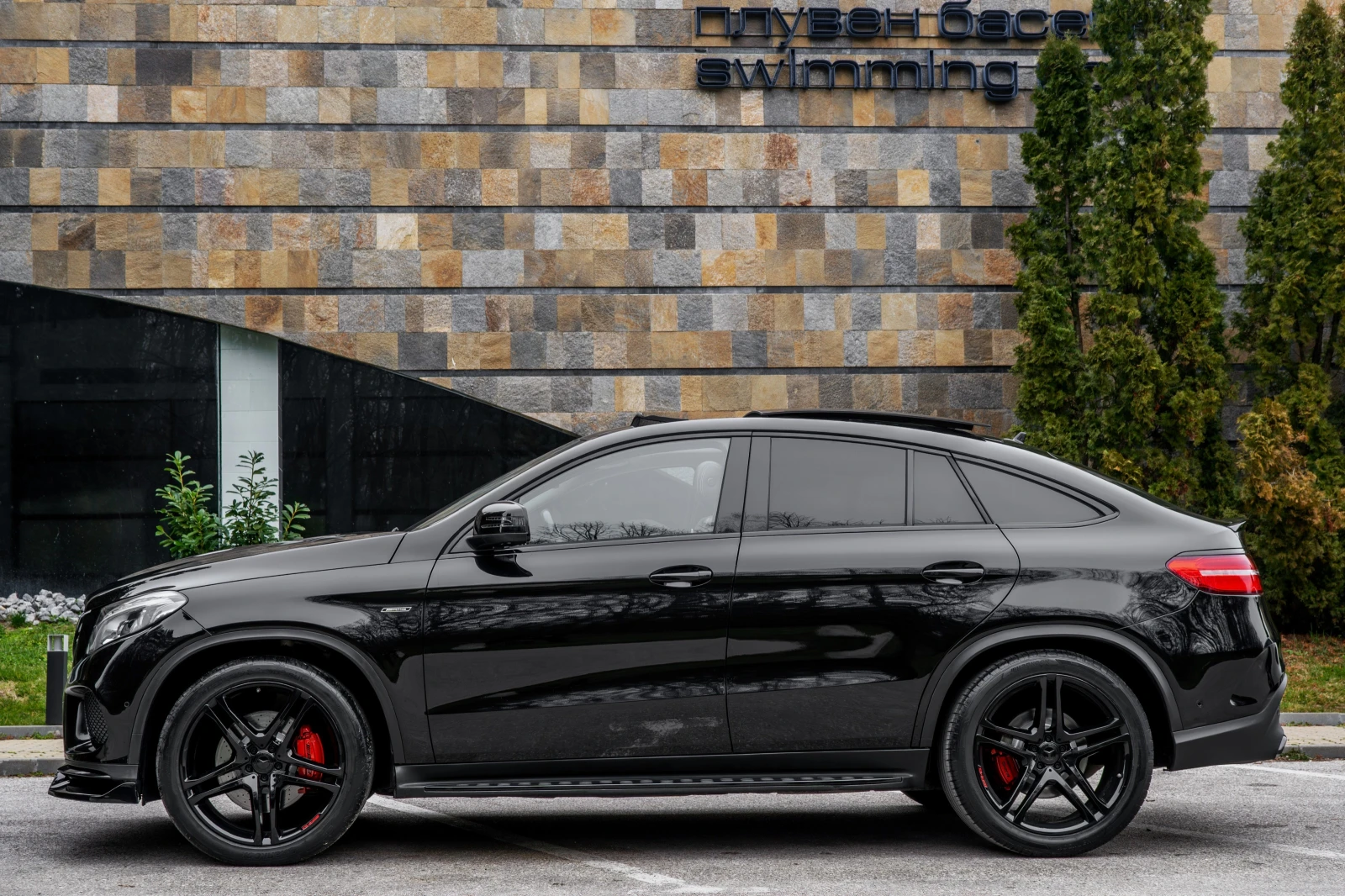 Mercedes-Benz GLE 43 AMG * 3xTV* PANORAMA* SOFTCLOSE* CARBON FIBER* 360CAM*, снимка 2 - Автомобили и джипове - 53714634