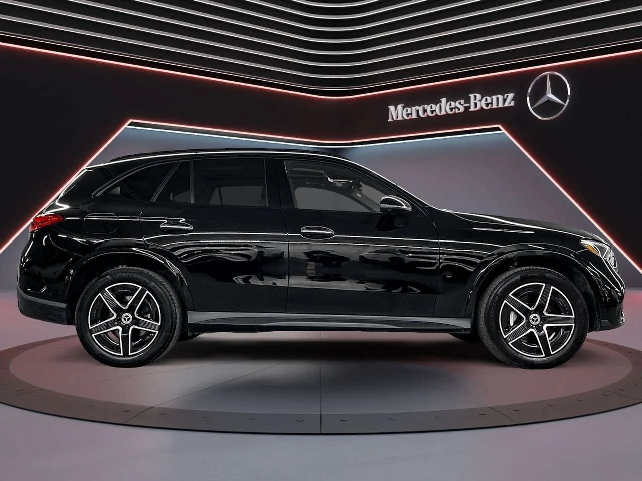 Mercedes-Benz GLC 300 | CARFAX | ГЛАВНО ПРЕДСТАВИТЕЛСТВО НА MERCEDES, снимка 2 - Автомобили и джипове - 56009937