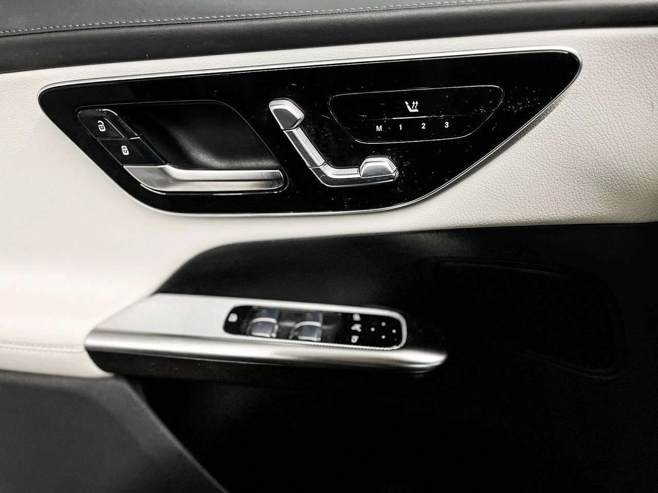 Mercedes-Benz GLC 300 | CARFAX | ГЛАВНО ПРЕДСТАВИТЕЛСТВО НА MERCEDES, снимка 11 - Автомобили и джипове - 56009937
