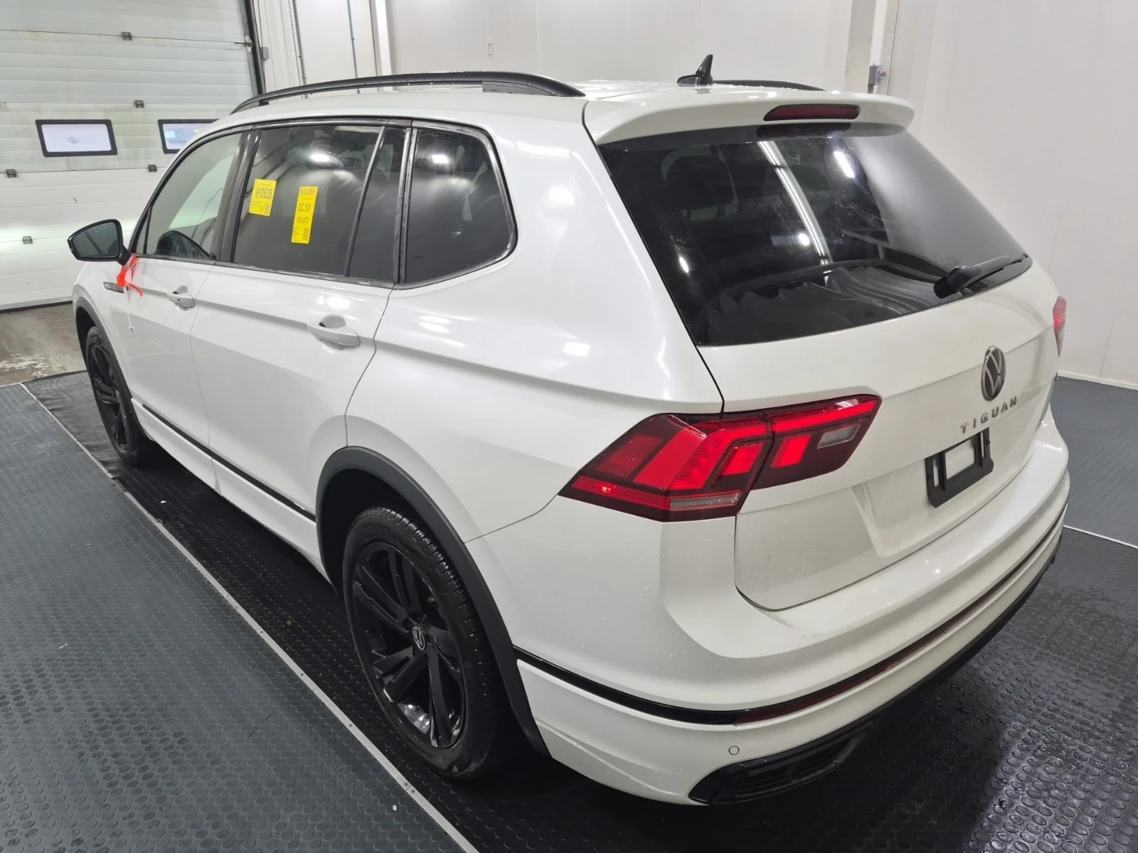 VW Tiguan * R LINE BLACK EDITION * ОПЦИЯ ЗА ФИНАНСИРАНЕ, снимка 4 - Автомобили и джипове - 56070649