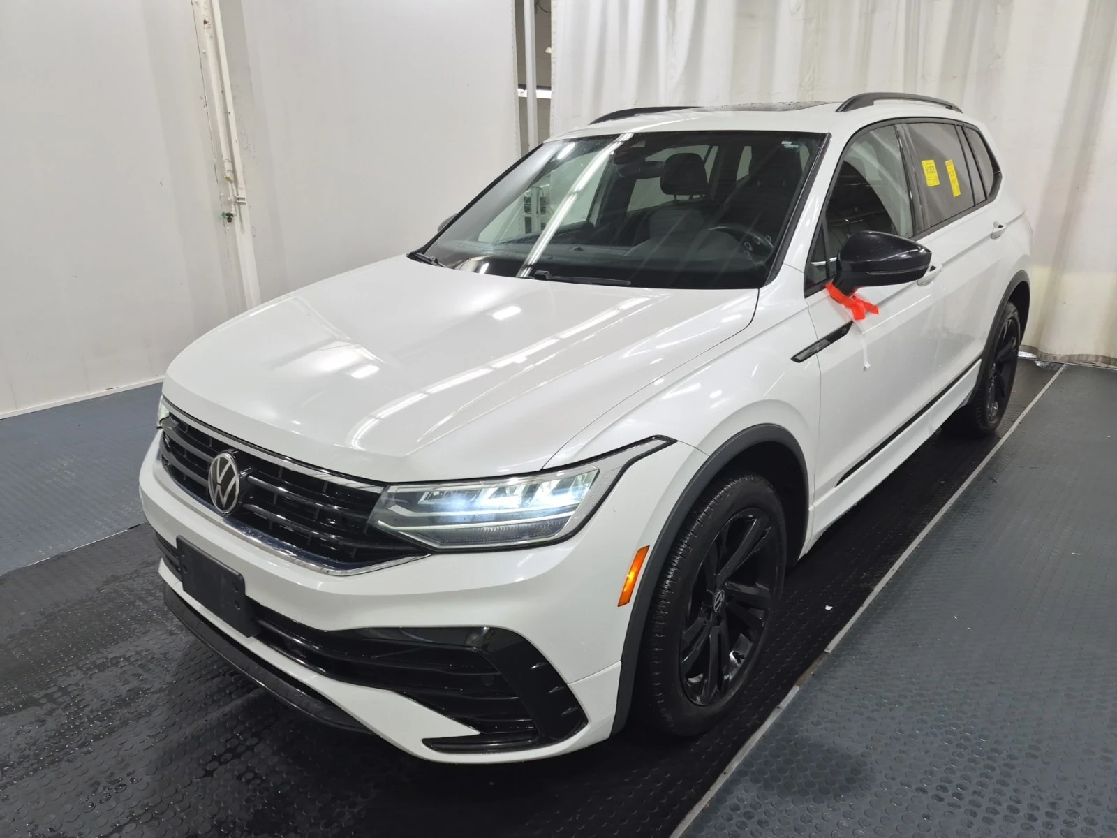 VW Tiguan * R LINE BLACK EDITION * ОПЦИЯ ЗА ФИНАНСИРАНЕ