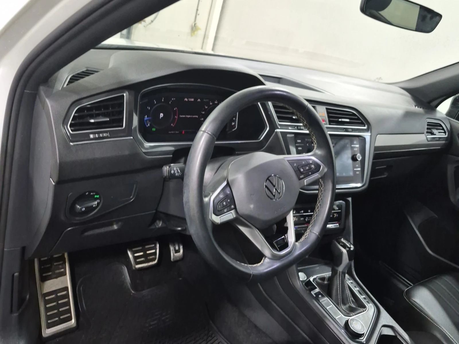 VW Tiguan * R LINE BLACK EDITION * ОПЦИЯ ЗА ФИНАНСИРАНЕ, снимка 12 - Автомобили и джипове - 56070649