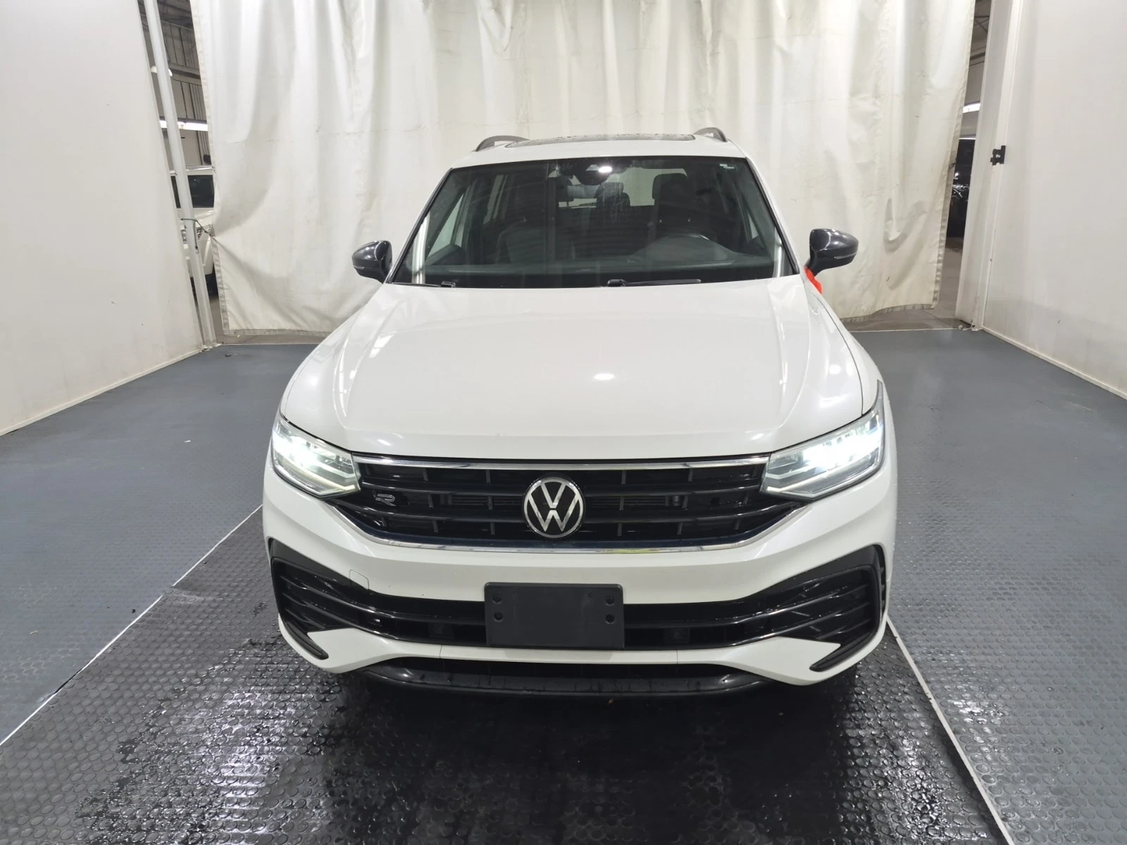 VW Tiguan * R LINE BLACK EDITION * ОПЦИЯ ЗА ФИНАНСИРАНЕ, снимка 5 - Автомобили и джипове - 56070649