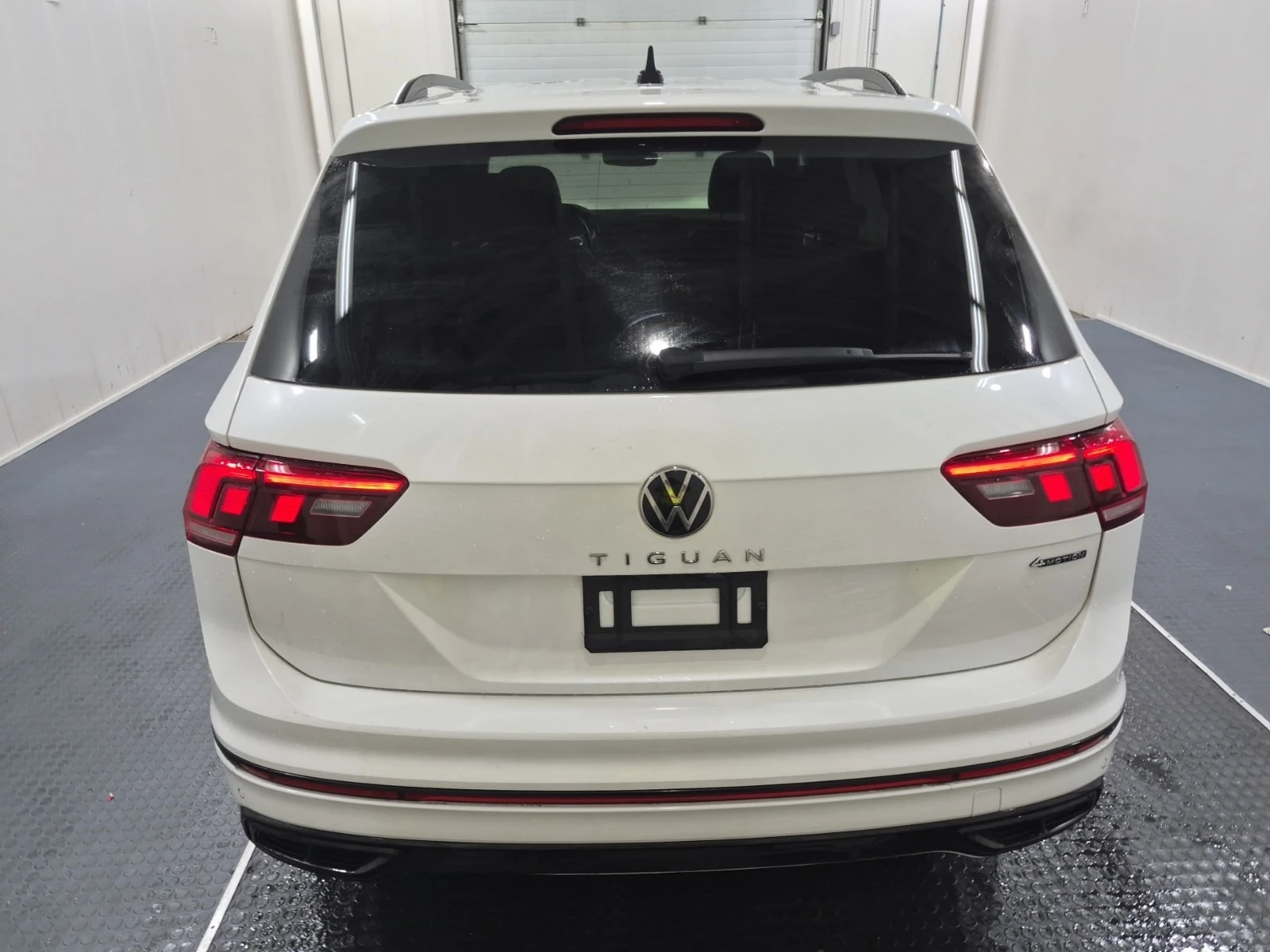 VW Tiguan * R LINE BLACK EDITION * ОПЦИЯ ЗА ФИНАНСИРАНЕ, снимка 6 - Автомобили и джипове - 56070649