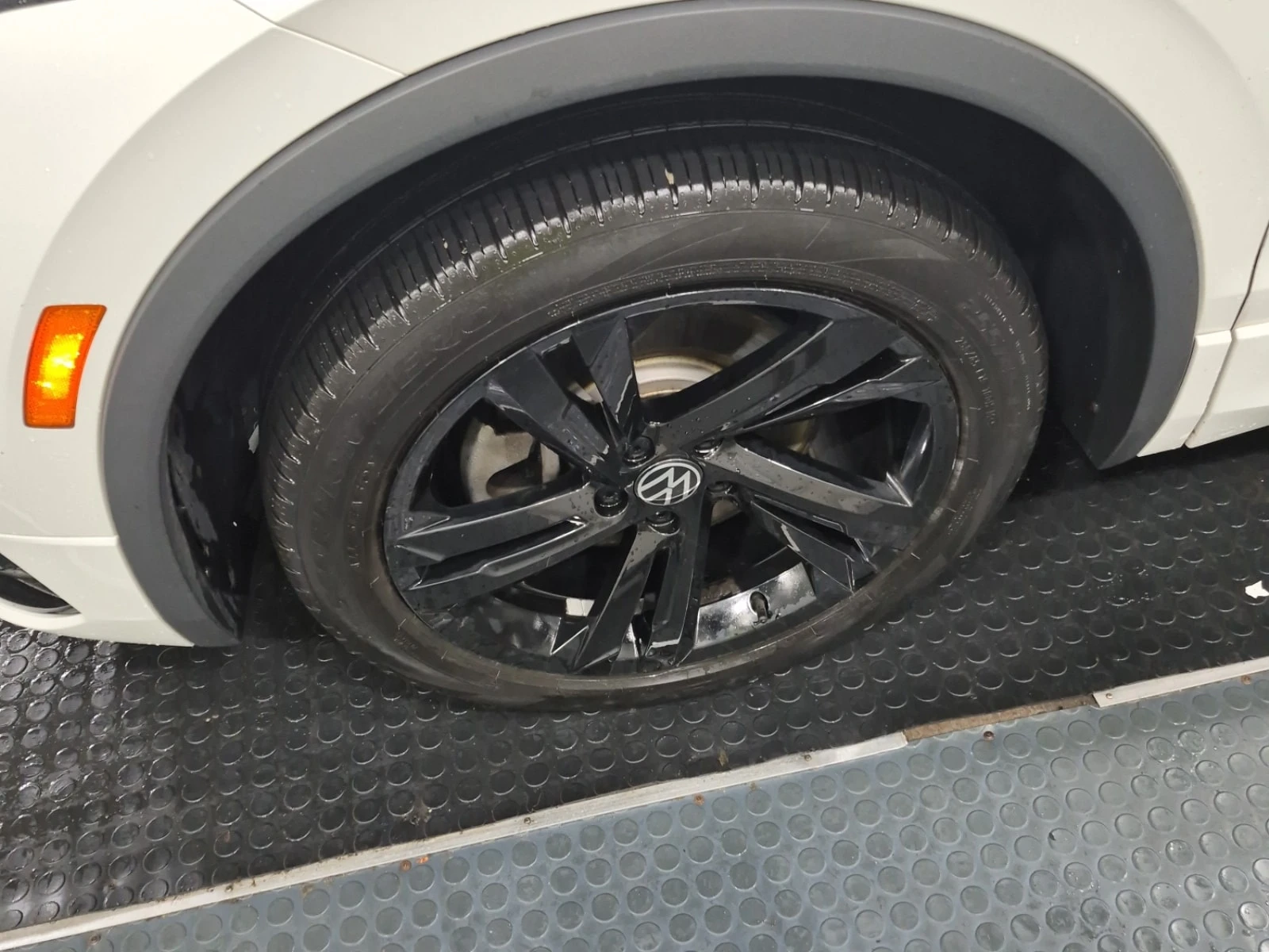 VW Tiguan * R LINE BLACK EDITION * ОПЦИЯ ЗА ФИНАНСИРАНЕ, снимка 8 - Автомобили и джипове - 56070649