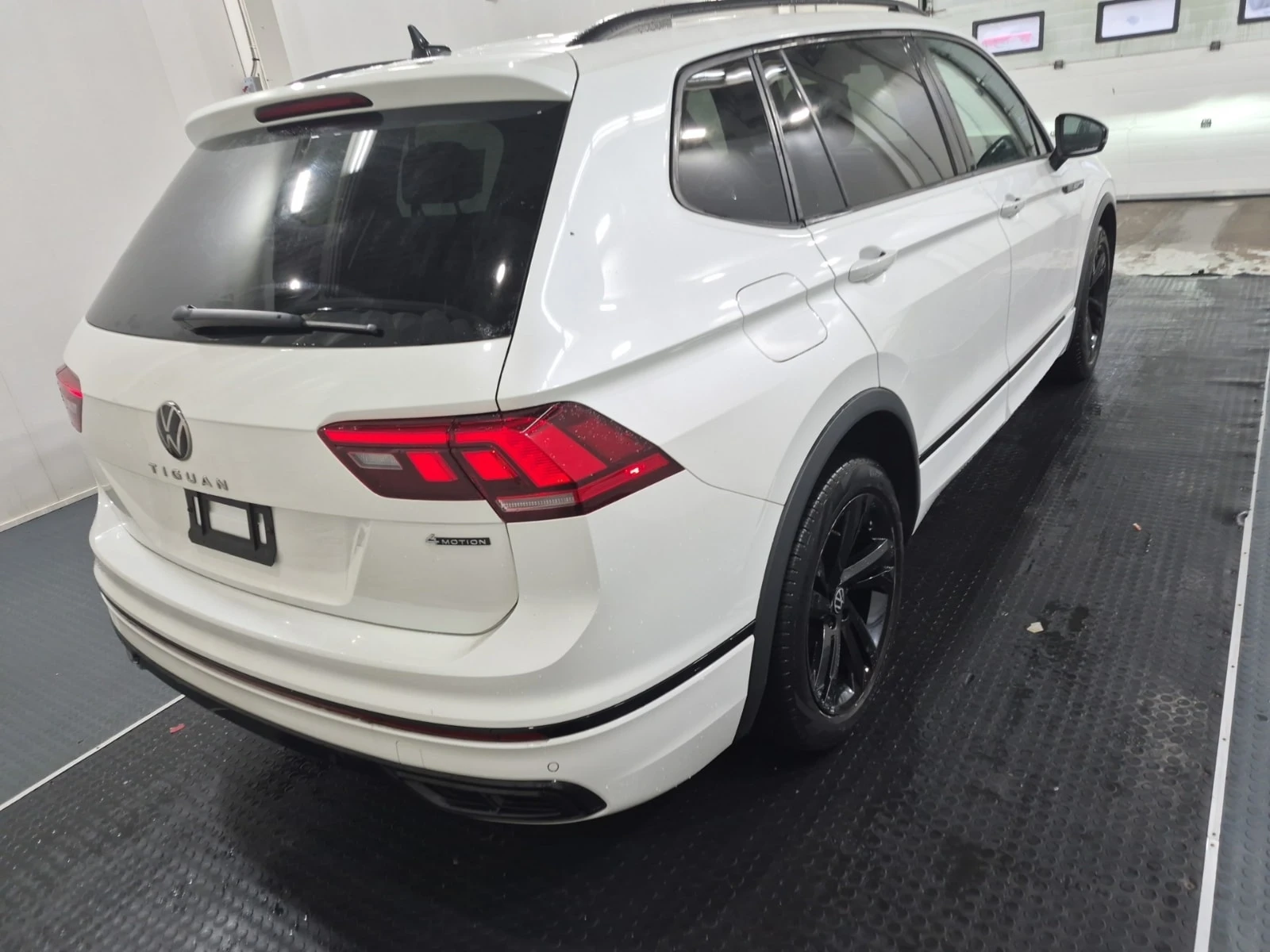 VW Tiguan * R LINE BLACK EDITION * ОПЦИЯ ЗА ФИНАНСИРАНЕ, снимка 3 - Автомобили и джипове - 56070649