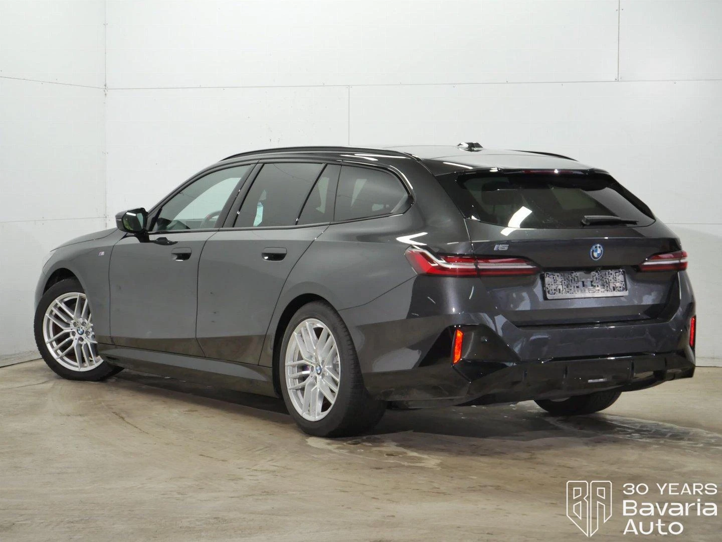 BMW i5 M60 xDrive Touring - изображение 2