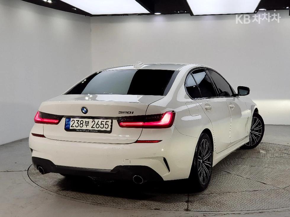 BMW 320 M SPORT + HEAD UP/360/PANO/FULL, снимка 4 - Автомобили и джипове - 55393423