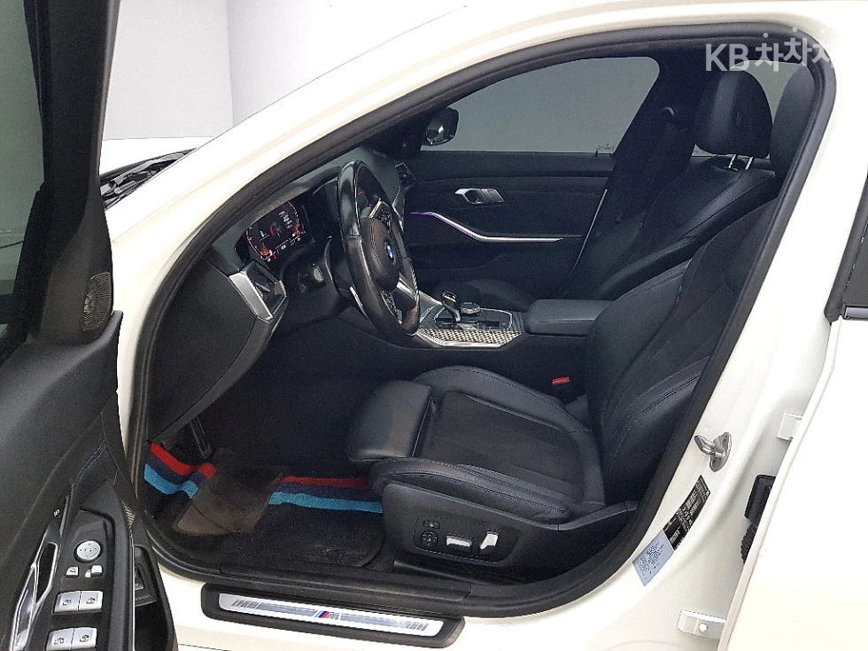 BMW 320 M SPORT + HEAD UP/360/PANO/FULL, снимка 8 - Автомобили и джипове - 55393423