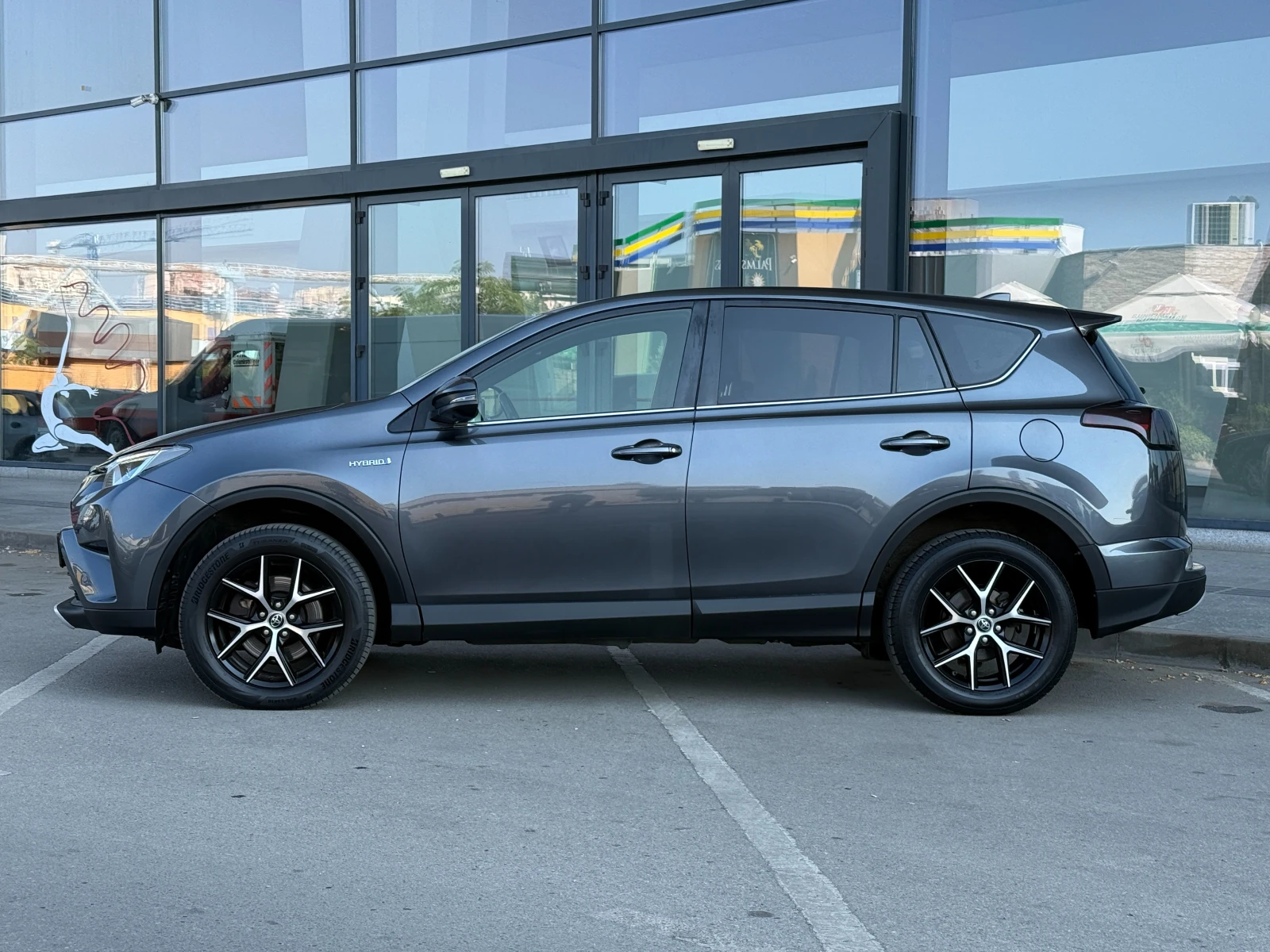Toyota Rav4 6 МЕСЕЦА ГАРАНЦИЯ/2.5Hybrid 4x4 197к.с. Facelift, снимка 2 - Автомобили и джипове - 55392336