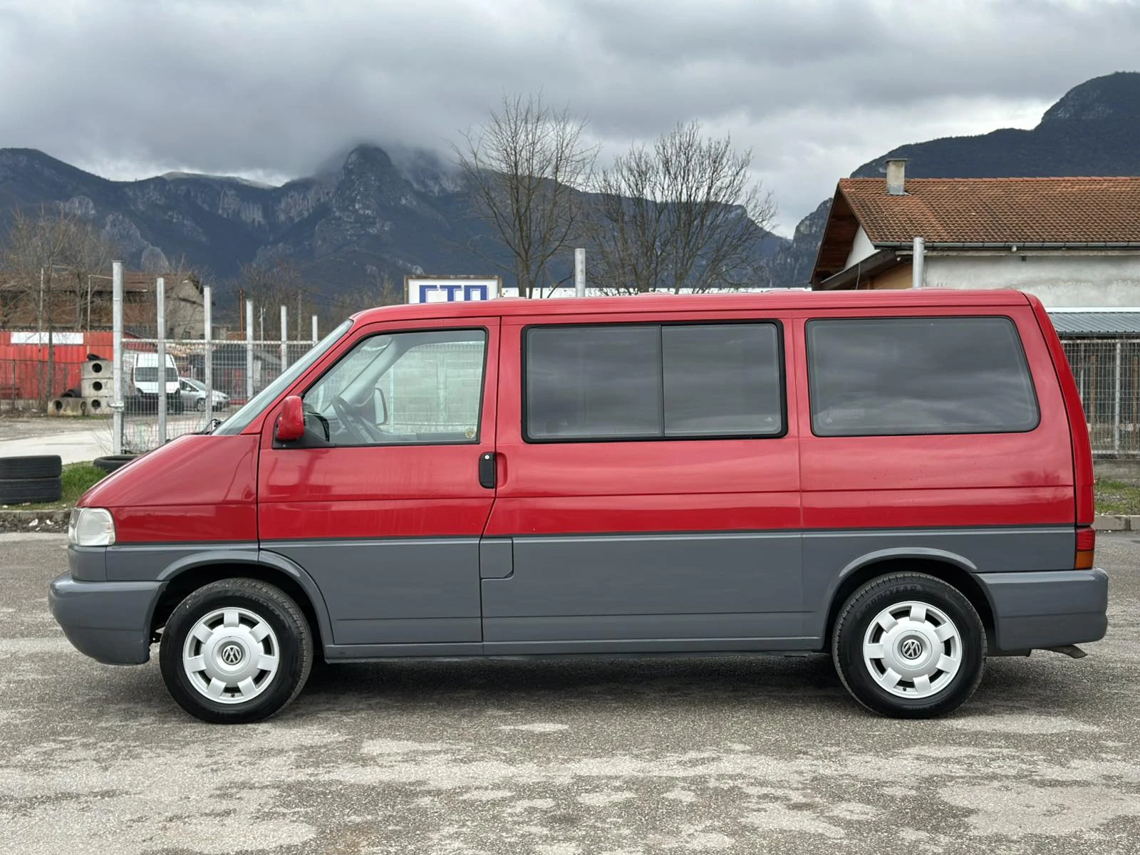 VW Multivan 2.5 TDI 102к.с * Уникат* , снимка 4 - Бусове и автобуси - 54035727