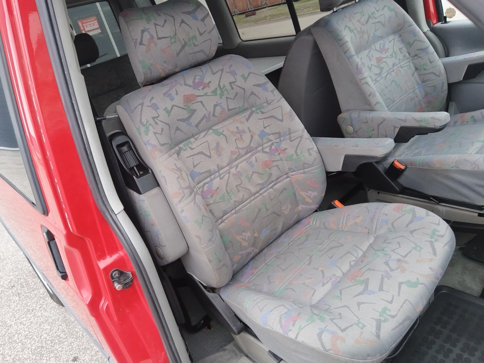 VW Multivan 2.5 TDI 102к.с * Уникат* , снимка 13 - Бусове и автобуси - 54035727