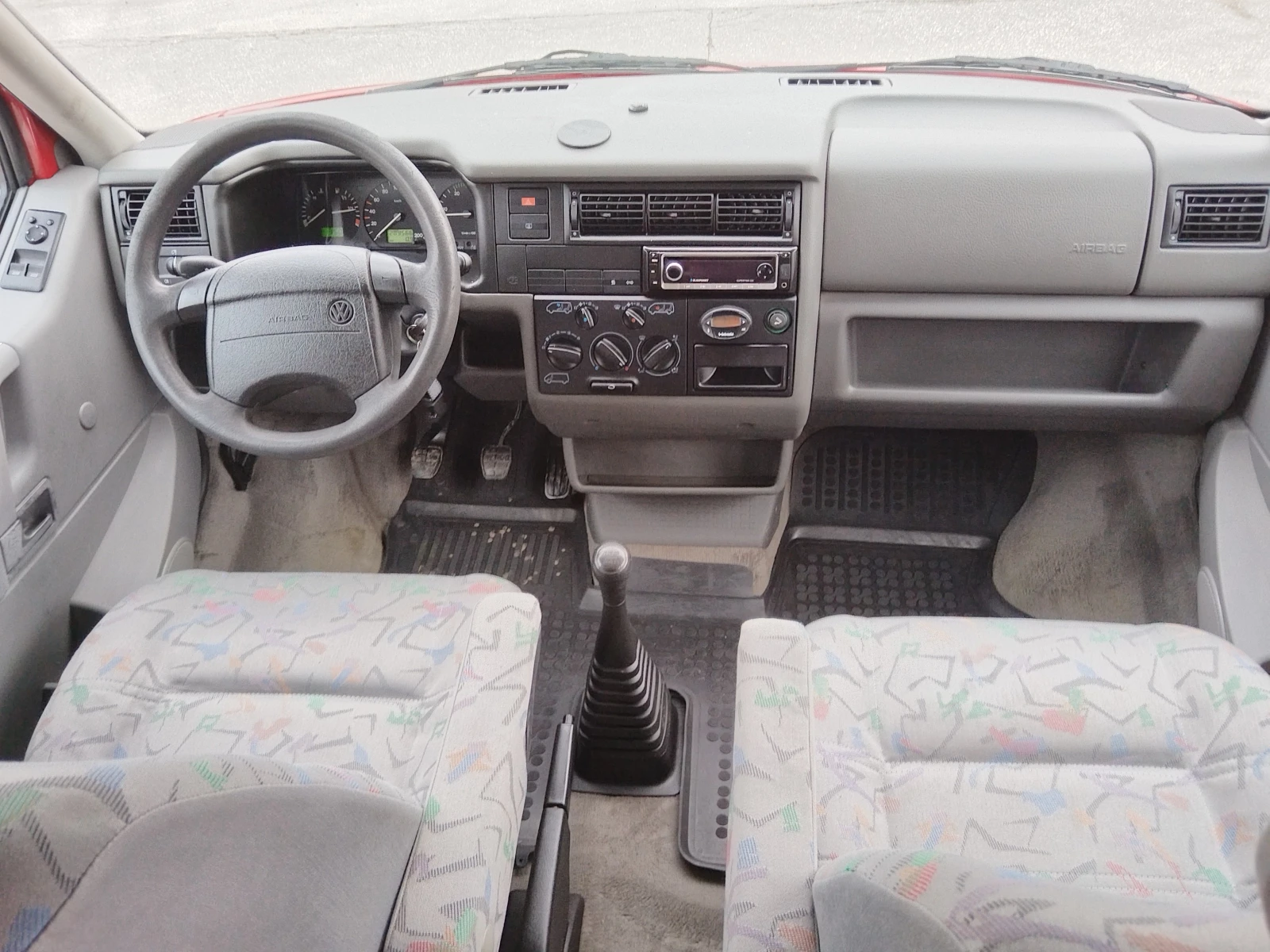 VW Multivan 2.5 TDI 102к.с * Уникат* , снимка 9 - Бусове и автобуси - 54035727