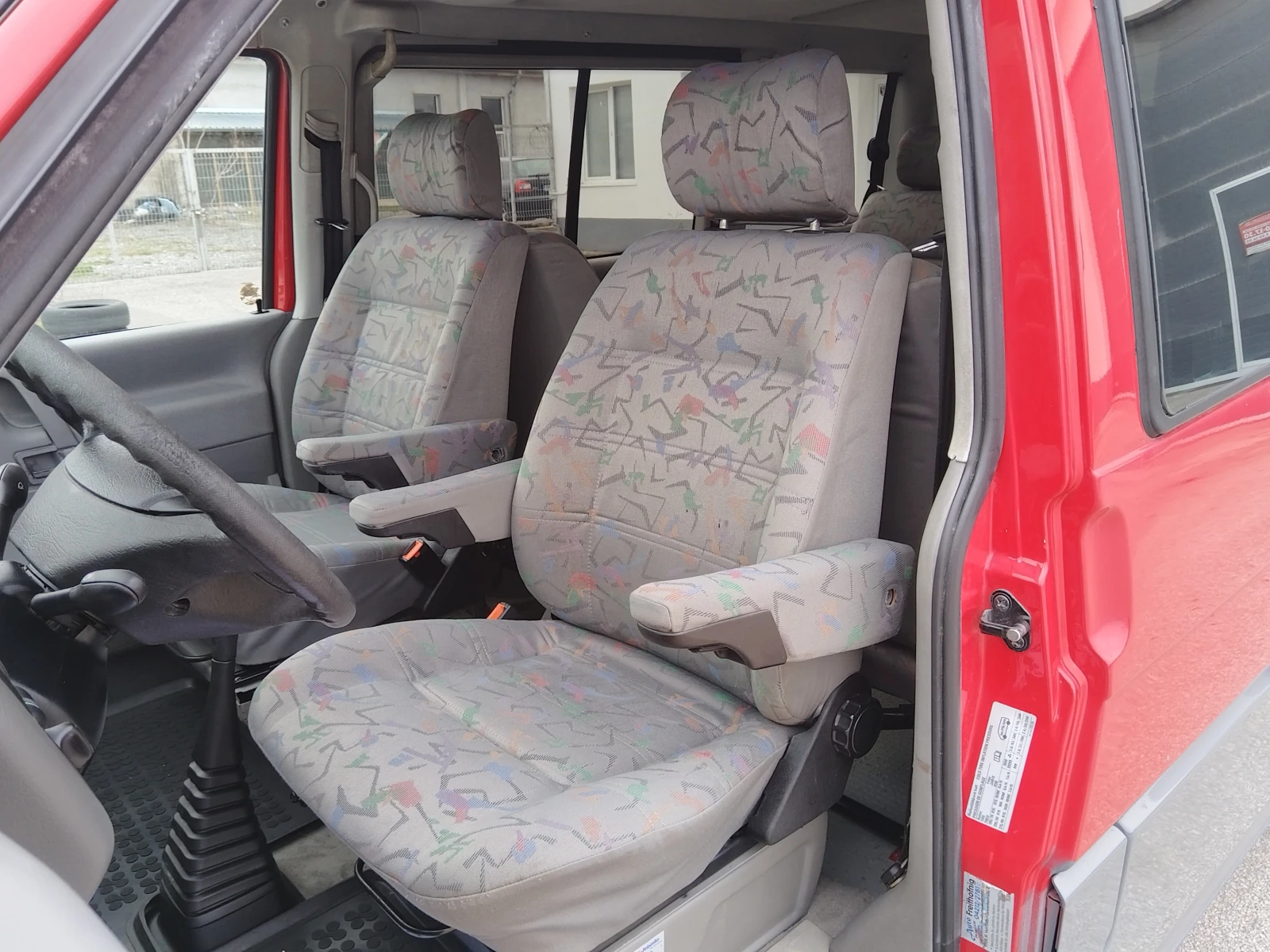 VW Multivan 2.5 TDI 102к.с * Уникат* , снимка 14 - Бусове и автобуси - 54035727