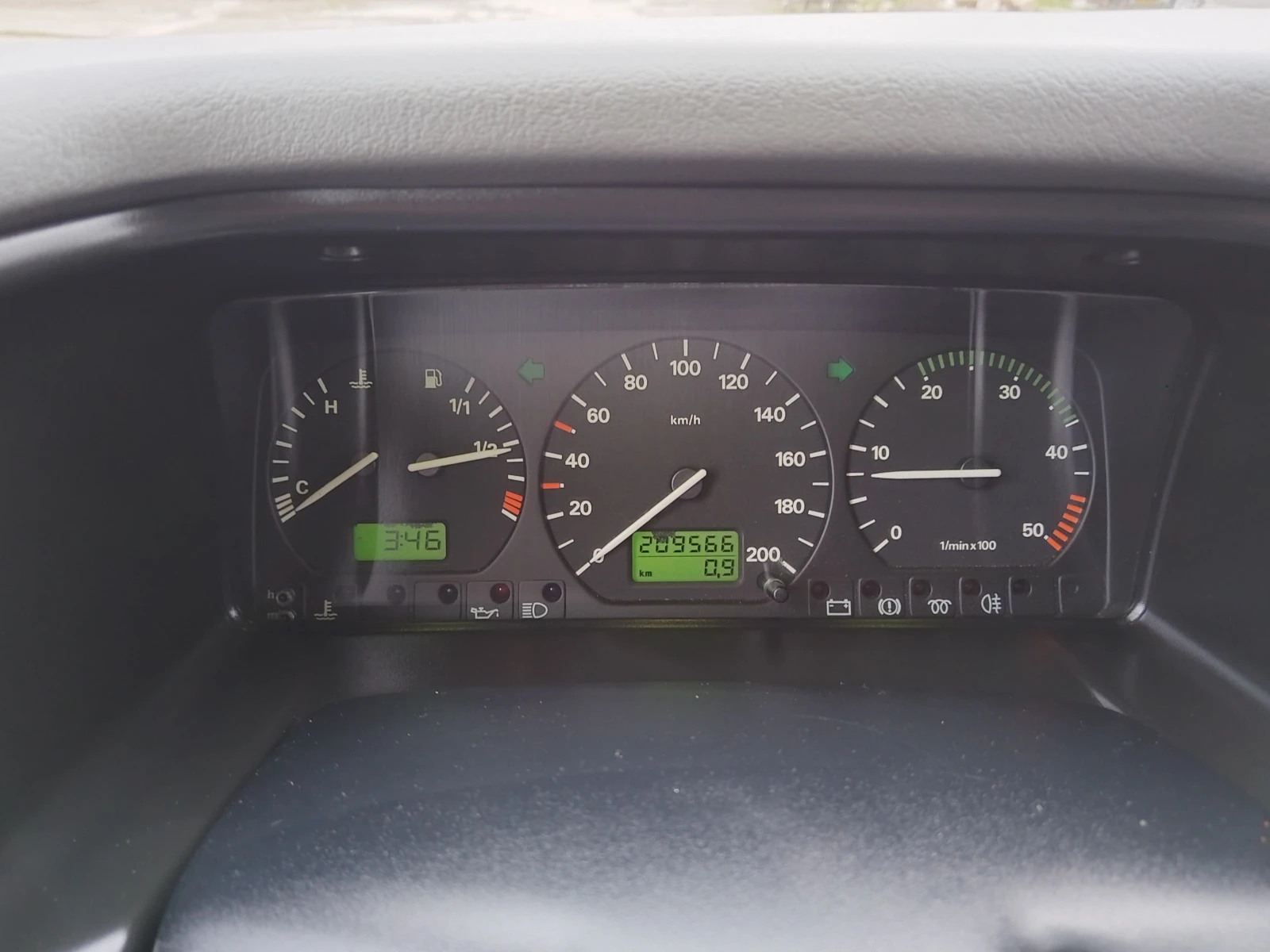 VW Multivan 2.5 TDI 102к.с * Уникат* , снимка 17 - Бусове и автобуси - 54035727