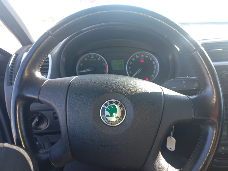 Skoda Roomster 1, 2 бензин+ фабрична АГУ, снимка 13 - Автомобили и джипове - 53072665