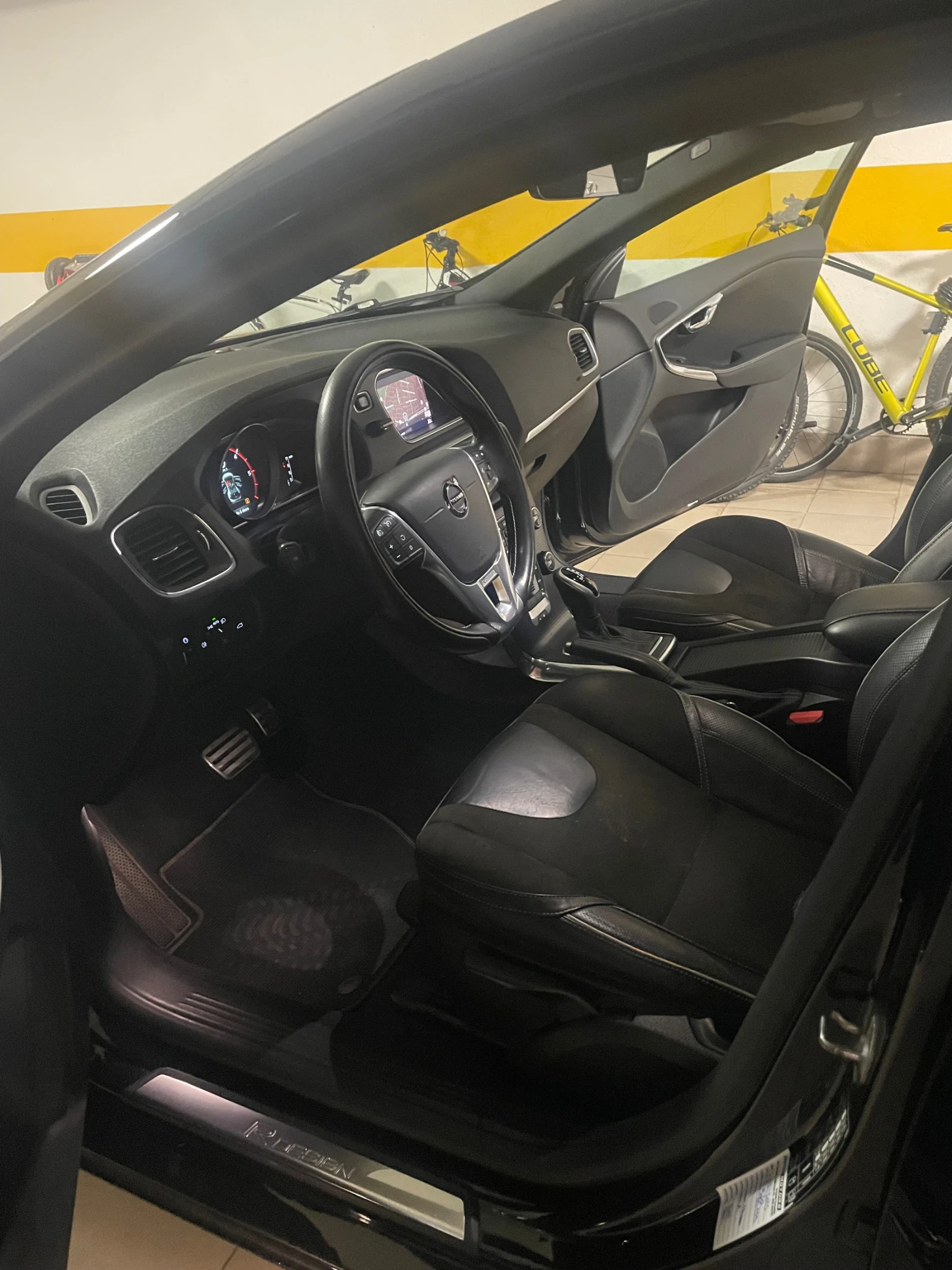 Volvo V40 2.0d Rline Автоматик , снимка 9 - Автомобили и джипове - 54459417