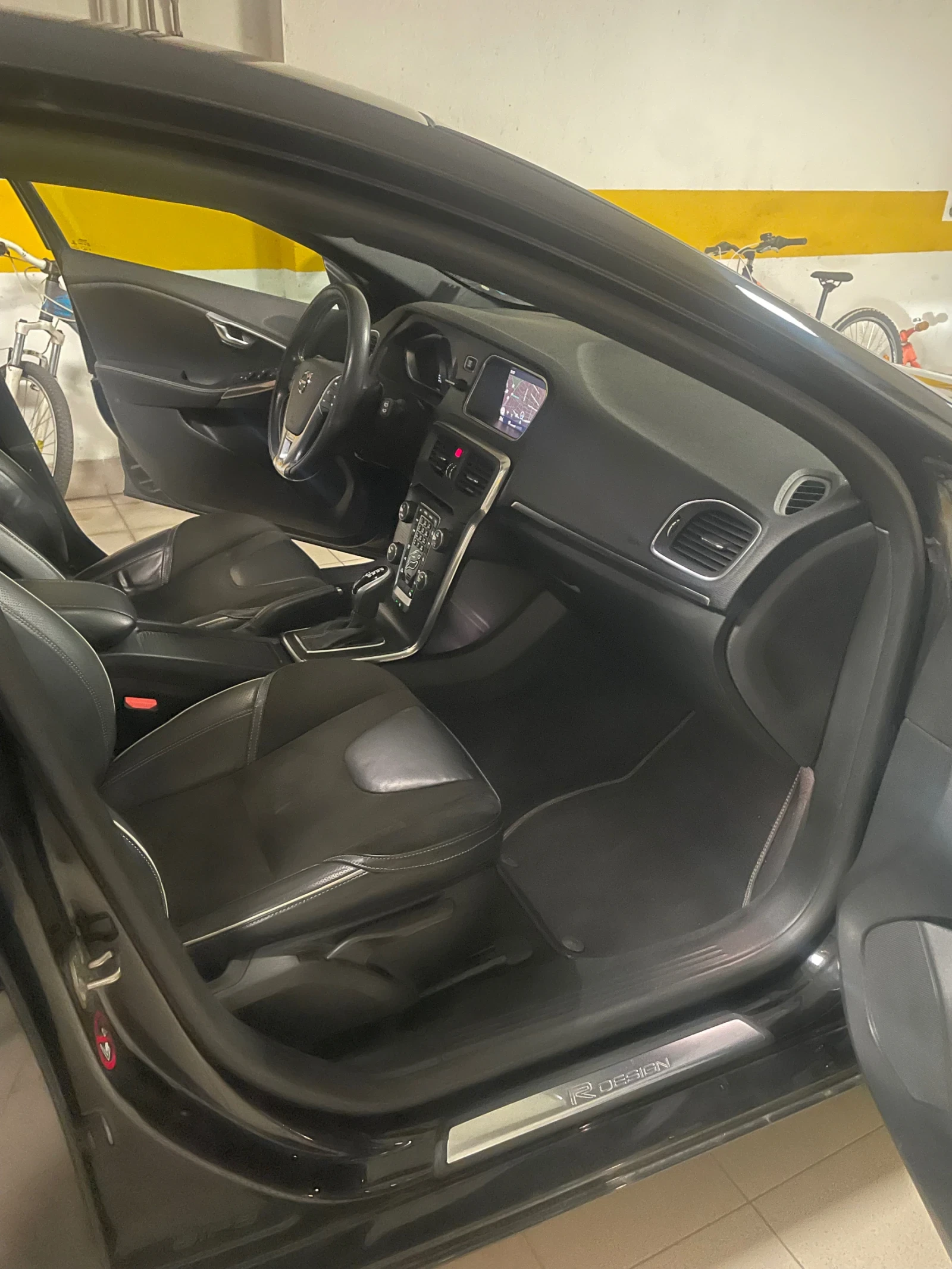Volvo V40 2.0d Rline Автоматик , снимка 12 - Автомобили и джипове - 54459417