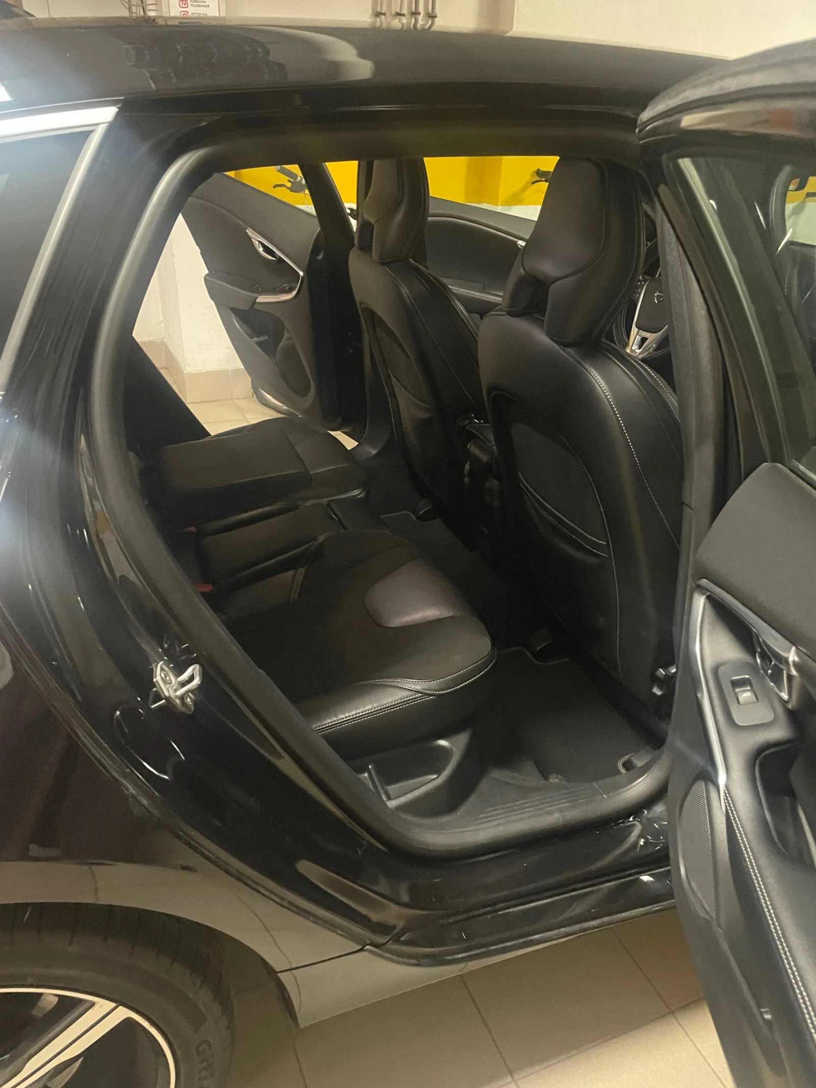 Volvo V40 2.0d Rline Автоматик , снимка 13 - Автомобили и джипове - 54459417
