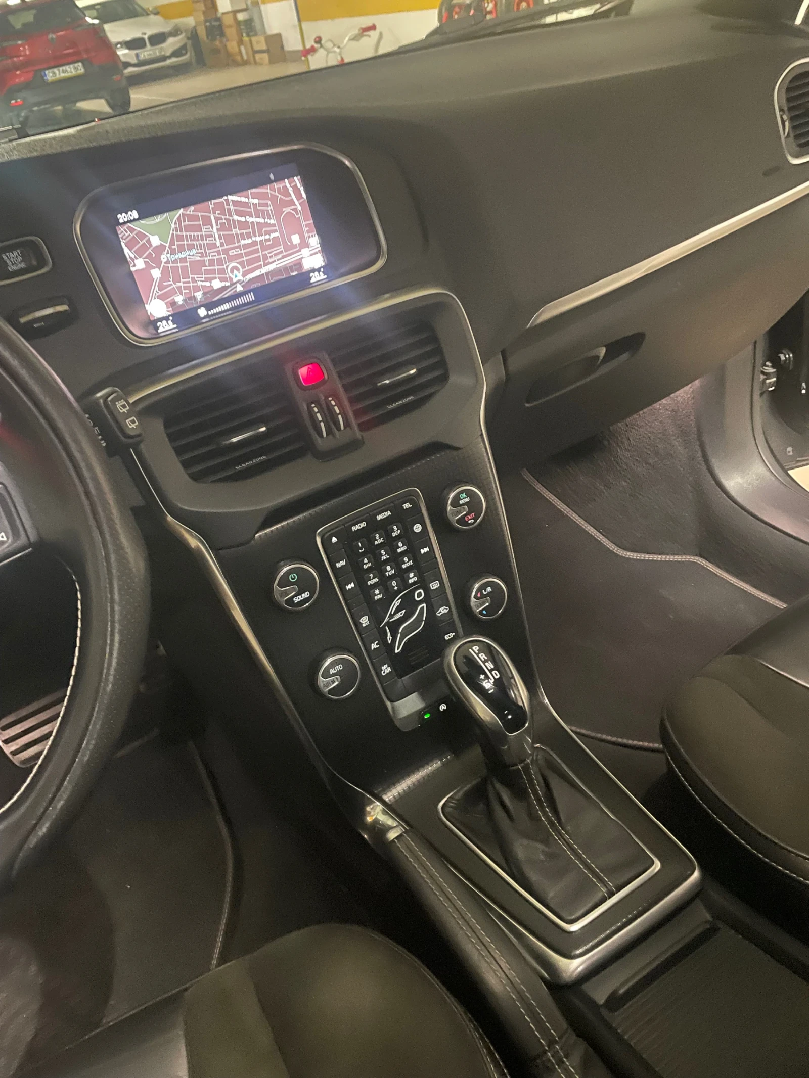 Volvo V40 2.0d Rline Автоматик , снимка 10 - Автомобили и джипове - 54459417