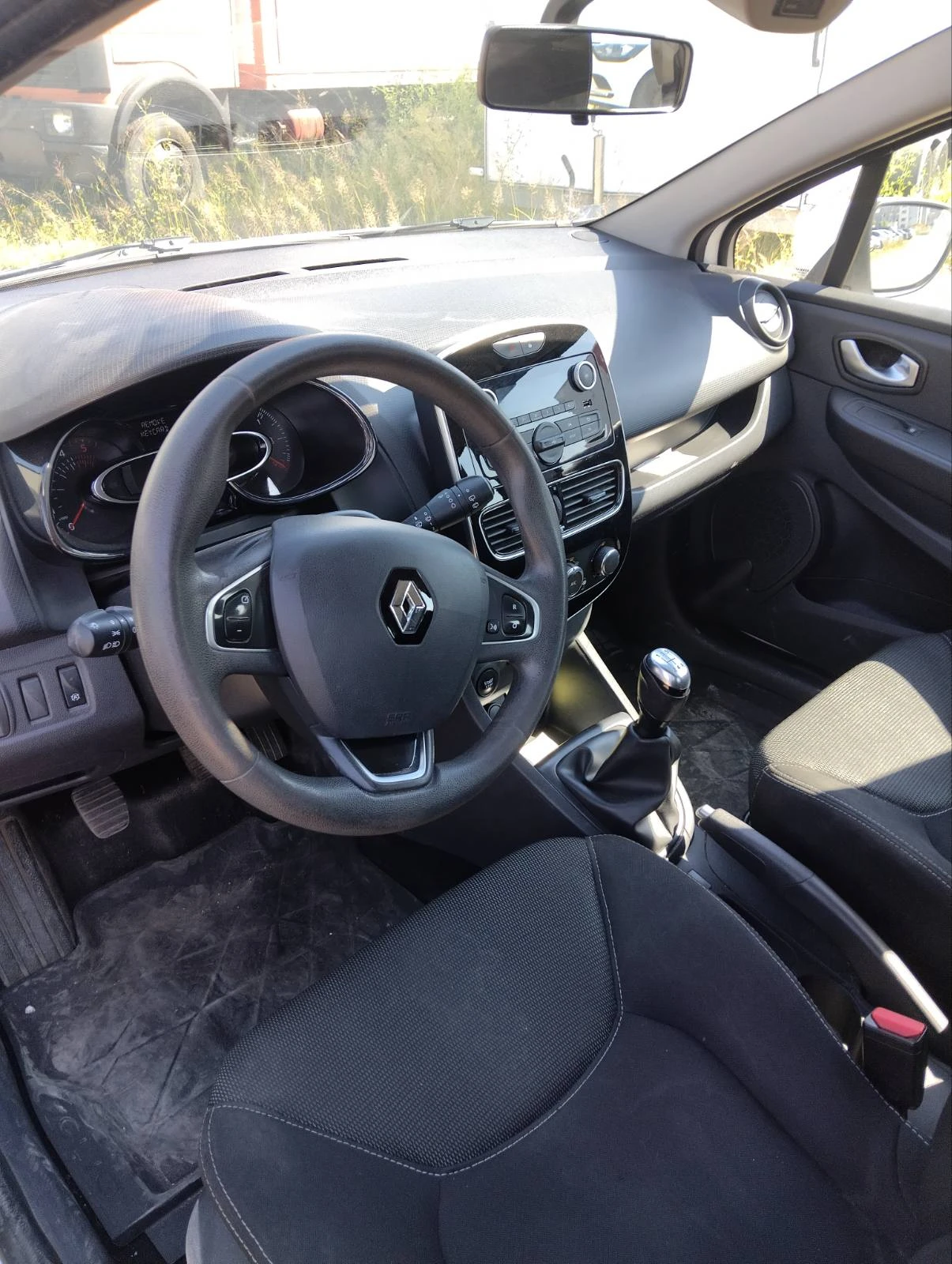 Renault Clio 1.5dCi, снимка 9 - Автомобили и джипове - 54954330