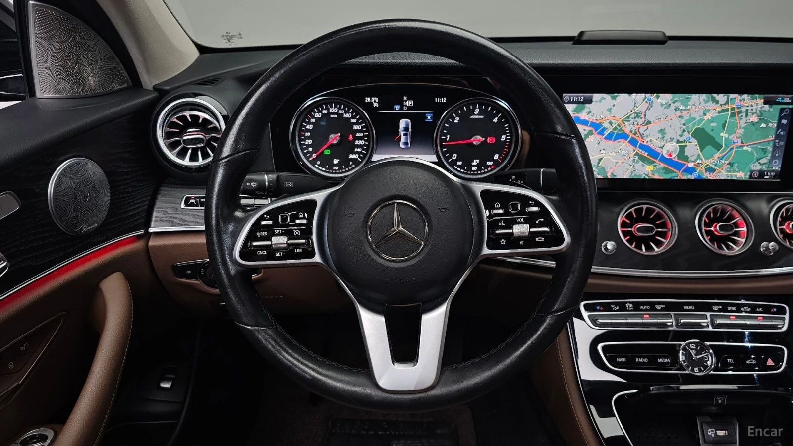 Mercedes-Benz E 220 AVANGARDE* КОЖА* НАВИ* ПАНО, снимка 11 - Автомобили и джипове - 55422118