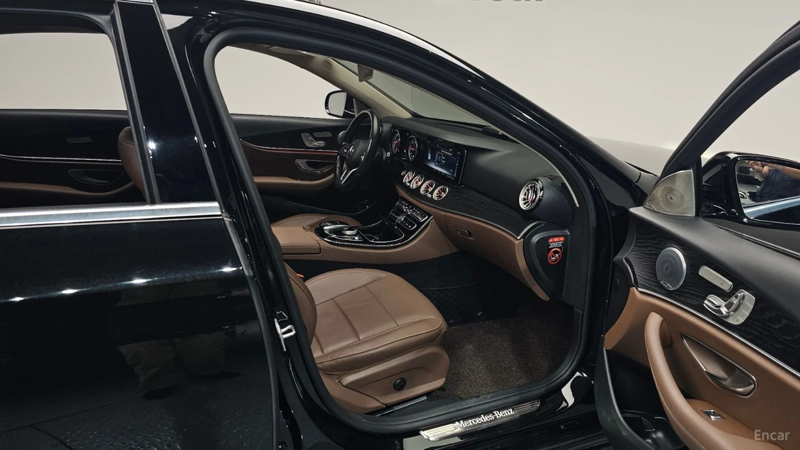 Mercedes-Benz E 220 AVANGARDE* КОЖА* НАВИ* ПАНО, снимка 9 - Автомобили и джипове - 55422118