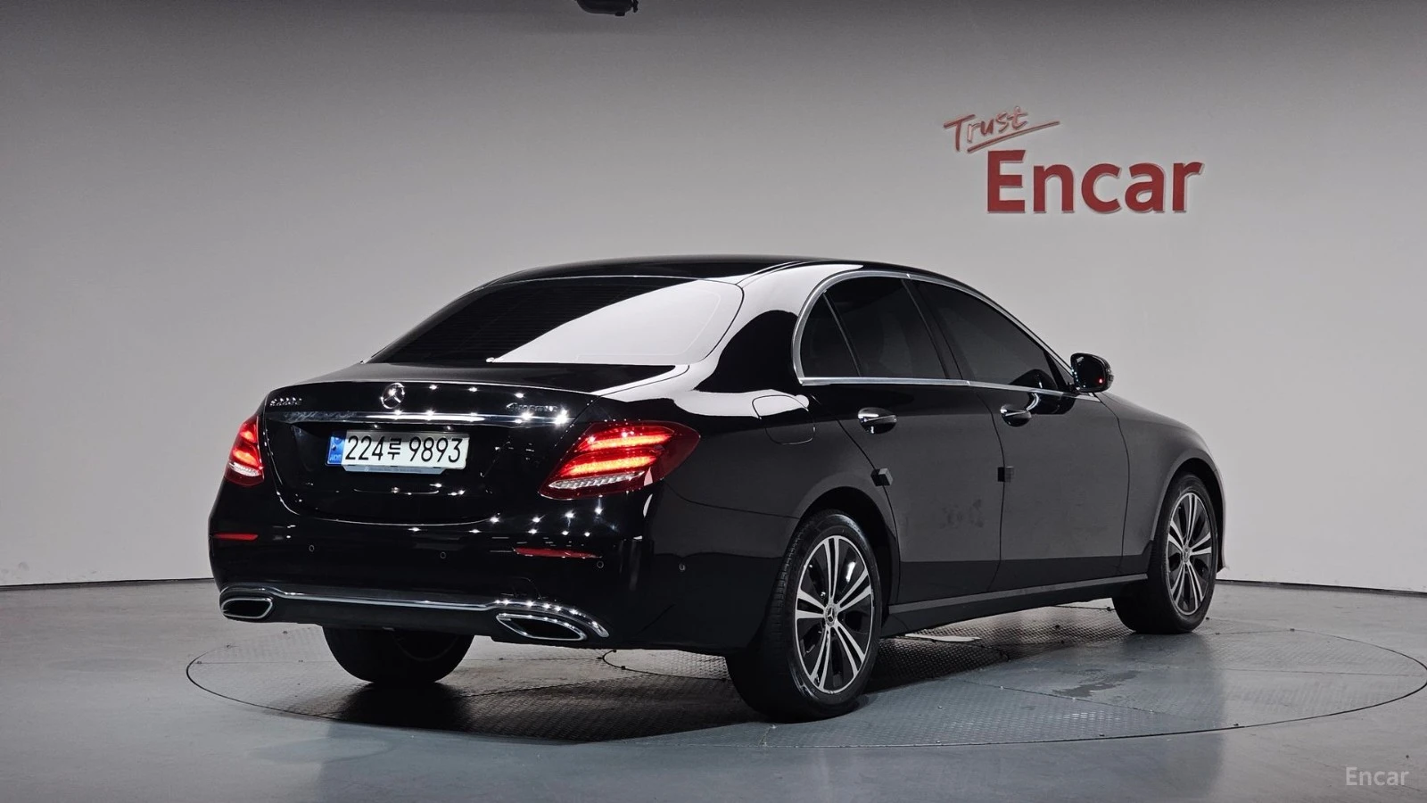 Mercedes-Benz E 220 AVANGARDE* КОЖА* НАВИ* ПАНО, снимка 2 - Автомобили и джипове - 55422118