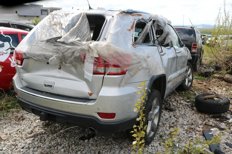 Jeep Grand cherokee 5.7 V8 HEMI Overland, снимка 11 - Автомобили и джипове - 42769369