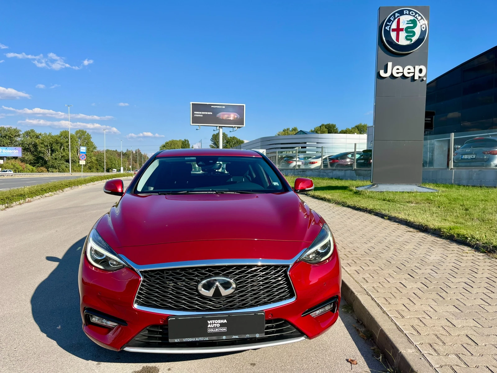 Infiniti Q30 1.6 LUXE 2WD - изображение 2