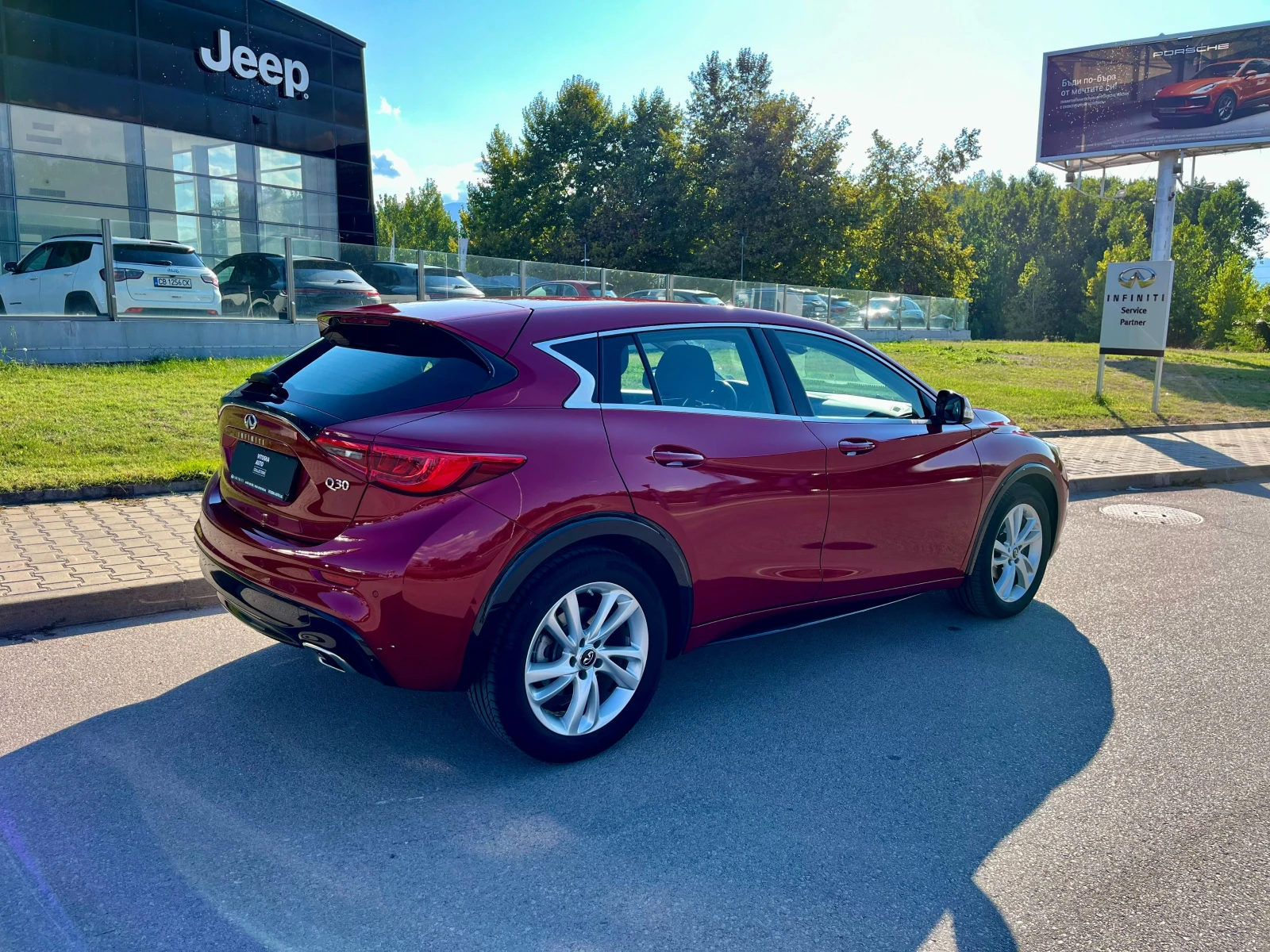 Infiniti Q30 1.6 LUXE 2WD - изображение 4