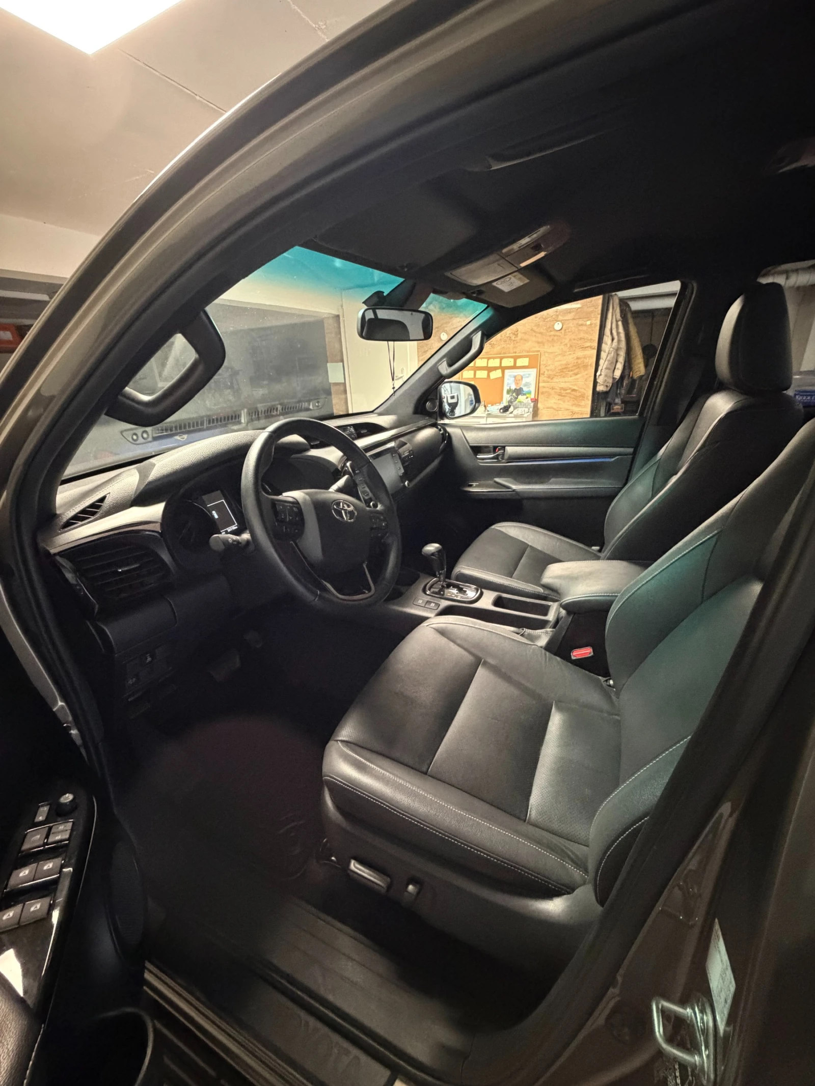 Toyota Hilux Invincible, снимка 7 - Автомобили и джипове - 56213040