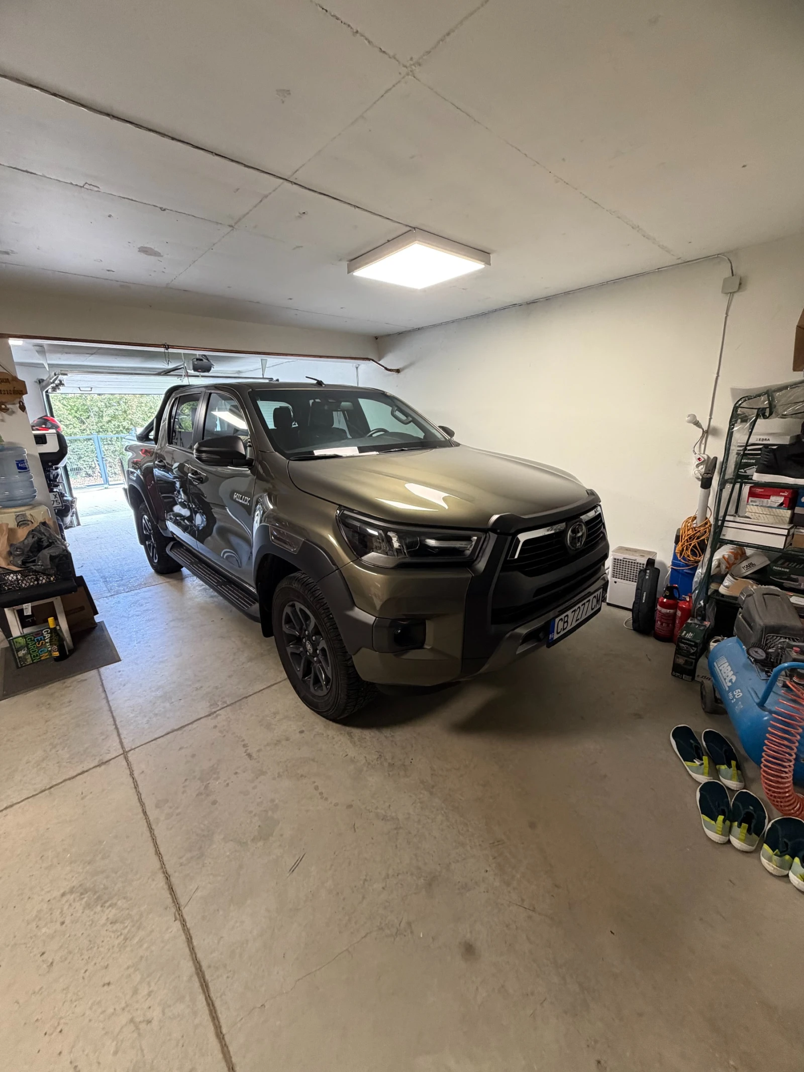 Toyota Hilux Invincible, снимка 2 - Автомобили и джипове - 56213040