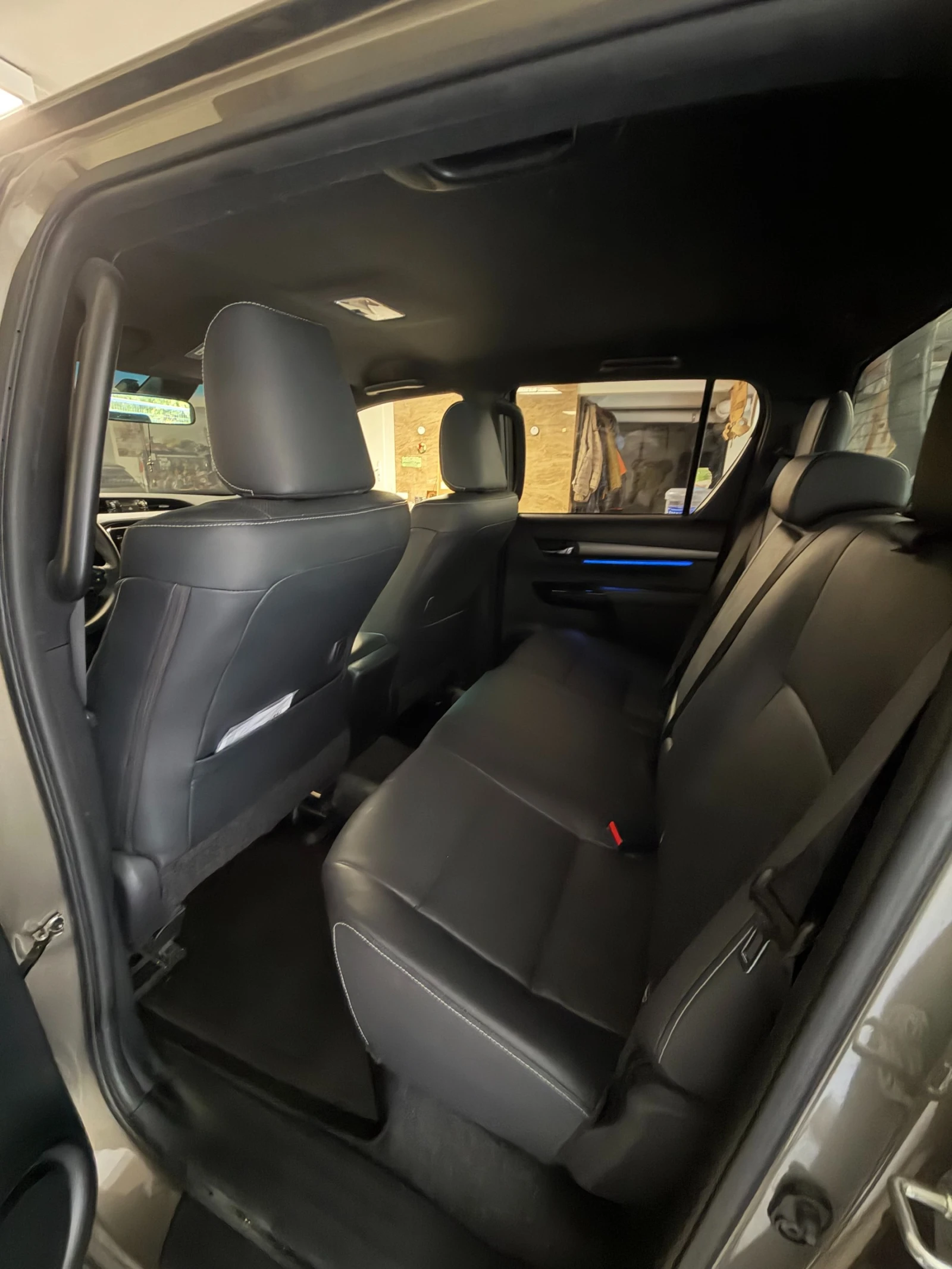 Toyota Hilux Invincible, снимка 10 - Автомобили и джипове - 56213040