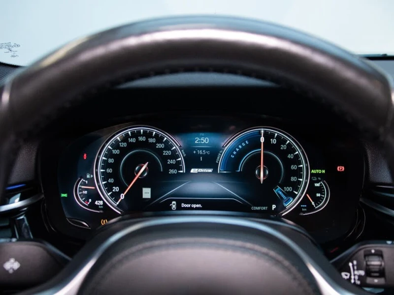 BMW 530E * АВТО КРЕДИТ* ЦЕНА ДО БГ * СЕРВИЗНА ИСТОРИЯ * , снимка 13 - Автомобили и джипове - 52436061