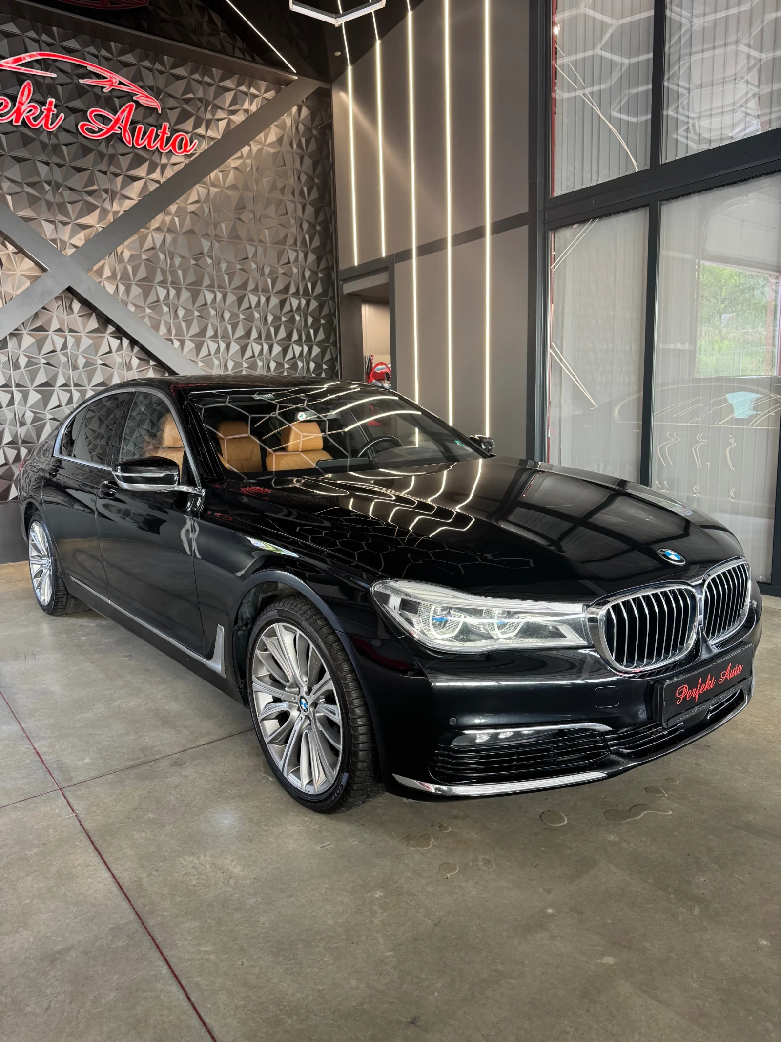 BMW 750 i xDrive * FULL Екстри * HARMAN/KARDON * HEAD UP, снимка 1