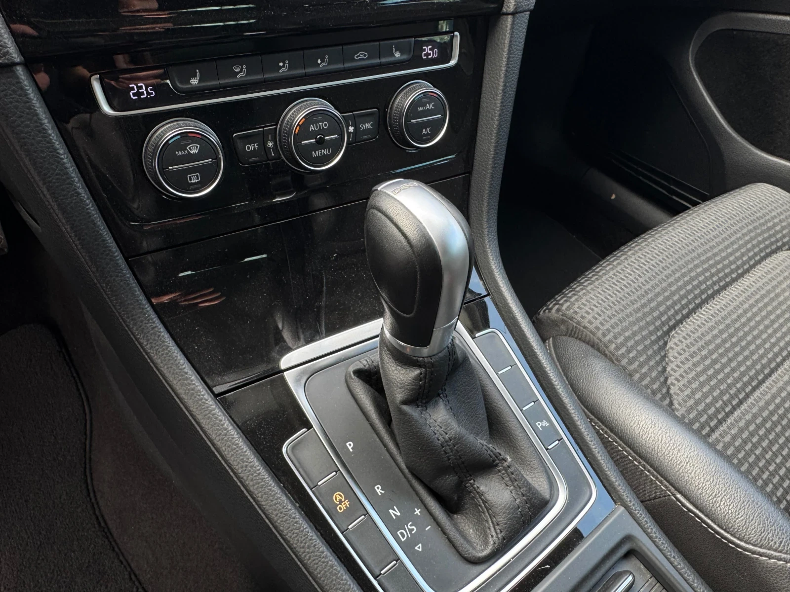VW Golf 2.0TDI* DSG* Highline* 40years, снимка 9 - Автомобили и джипове - 54635015