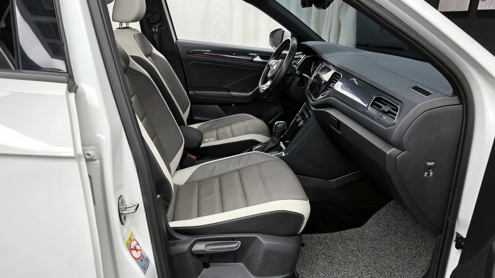 VW T-Roc 2.0 TDI Prestige | DSG | NAVI | Адаптивен круиз, снимка 14 - Автомобили и джипове - 54803386