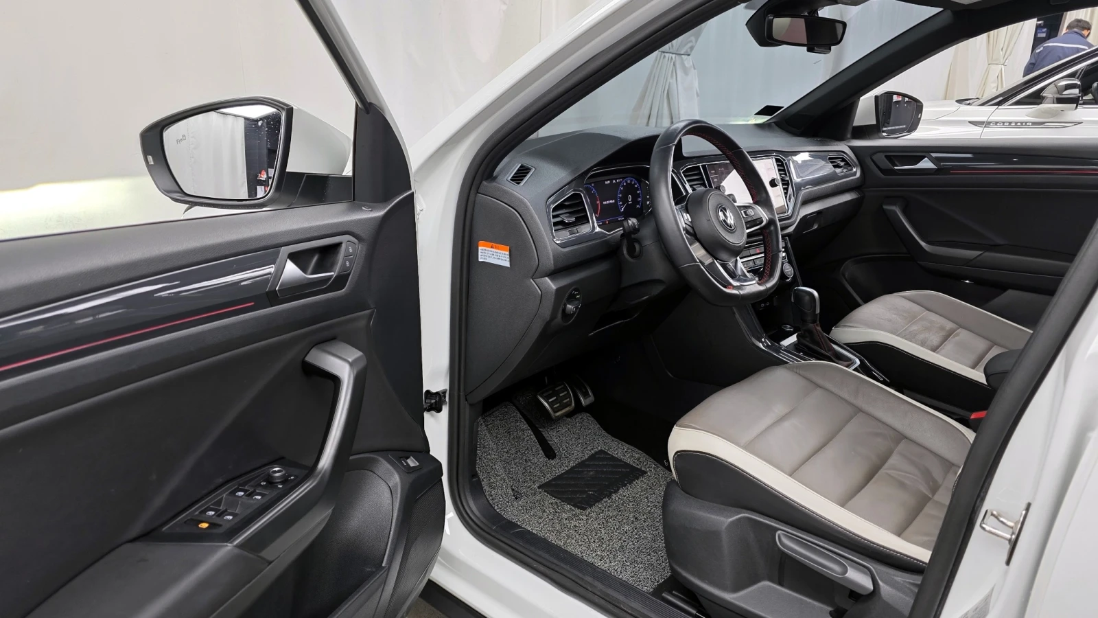 VW T-Roc 2.0 TDI Prestige | DSG | NAVI | Адаптивен круиз, снимка 15 - Автомобили и джипове - 54803386