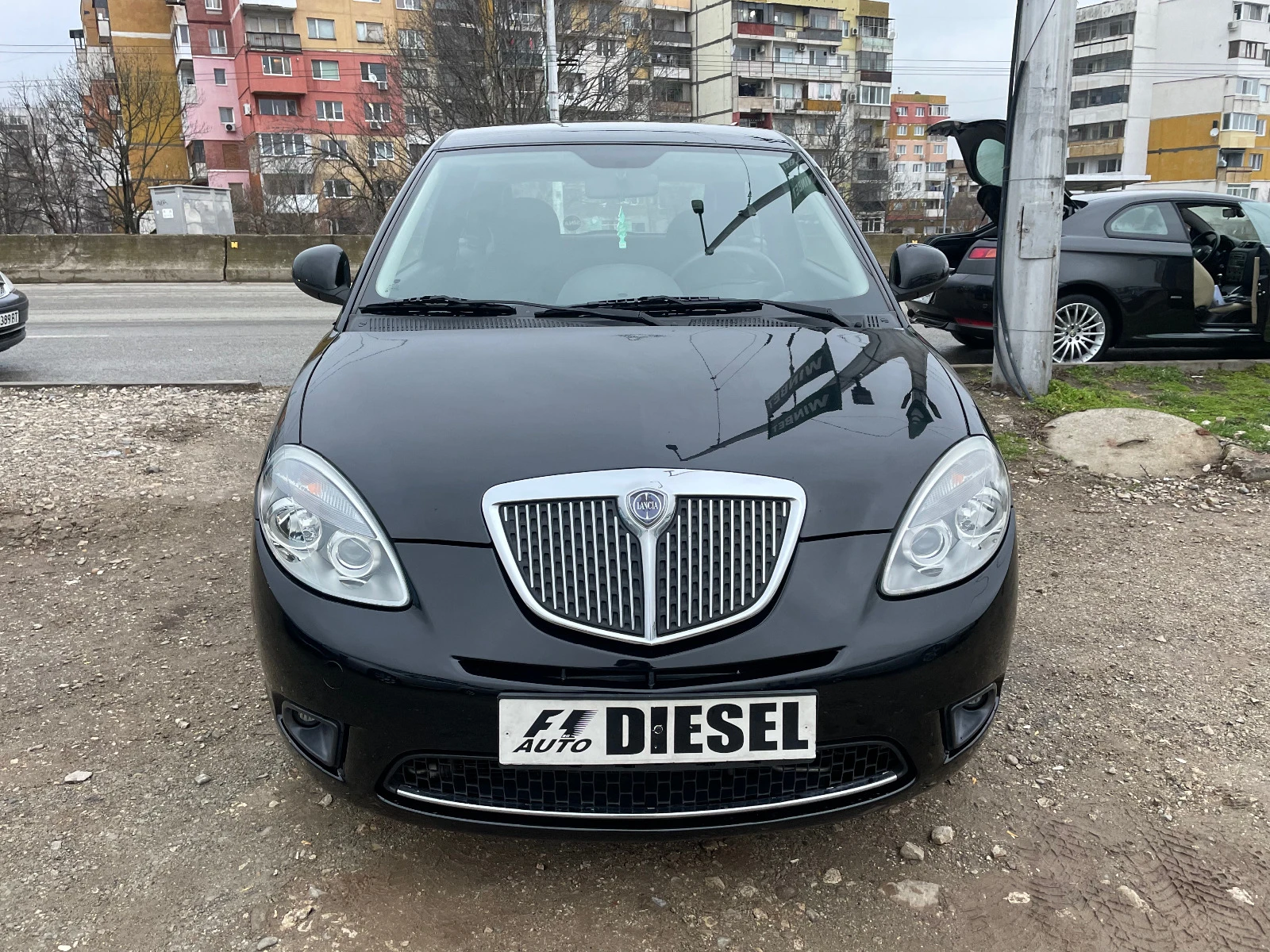 Lancia Ypsilon 1.3-M-jet-U-N-Y-C-A - изображение 2