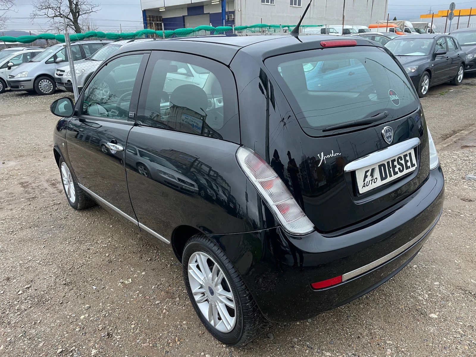 Lancia Ypsilon 1.3-M-jet-U-N-Y-C-A - изображение 10