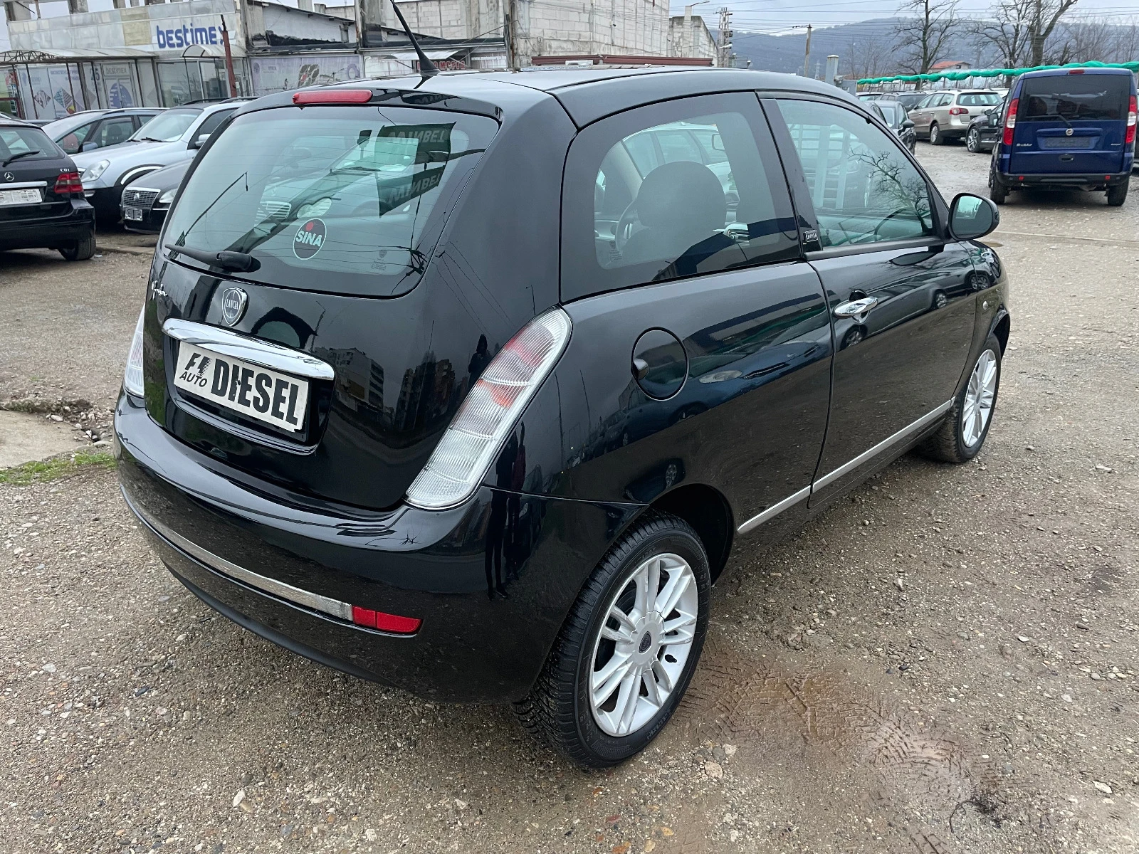 Lancia Ypsilon 1.3-M-jet-U-N-Y-C-A - изображение 8