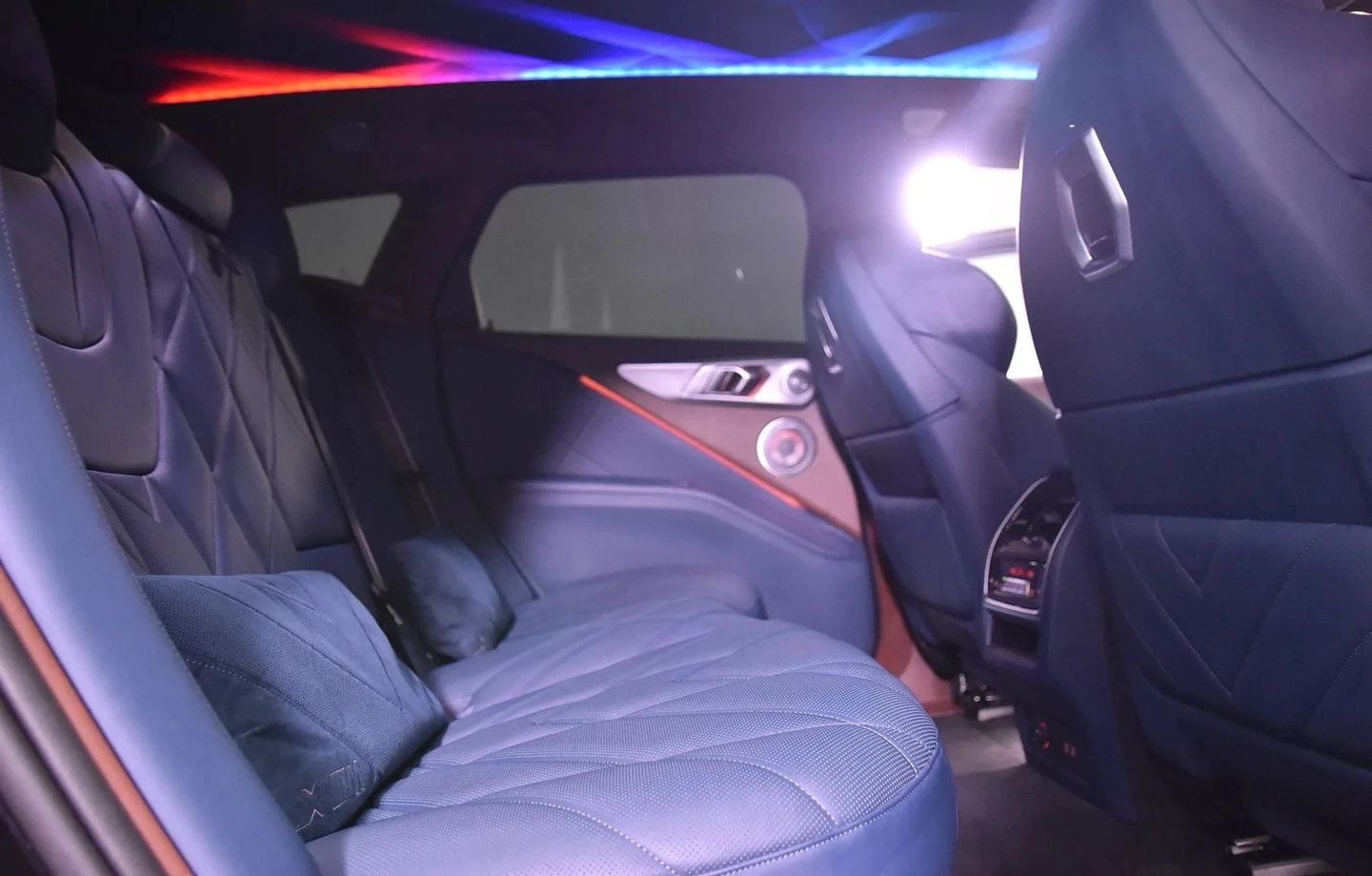 BMW XM 4.4 xDrive - изображение 7