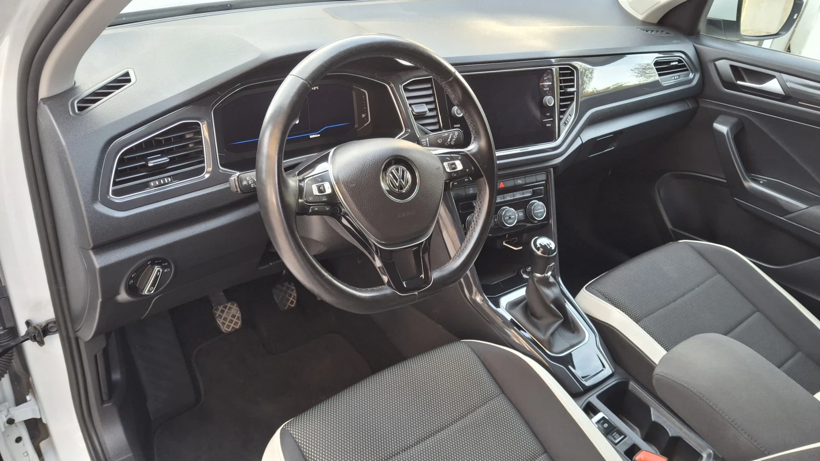 VW T-Roc 1.5TSI  NAVI 150k - изображение 9