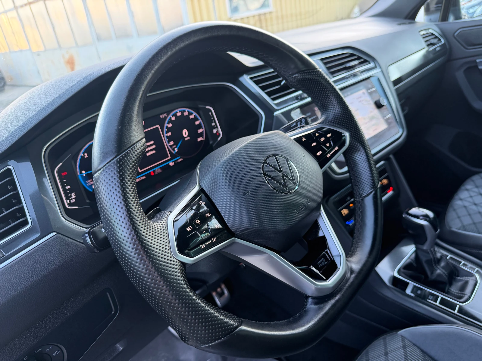 VW Tiguan 2.0TDI 150CV SCR DSG R-Line Camera CarPlay  , снимка 9 - Автомобили и джипове - 53817384