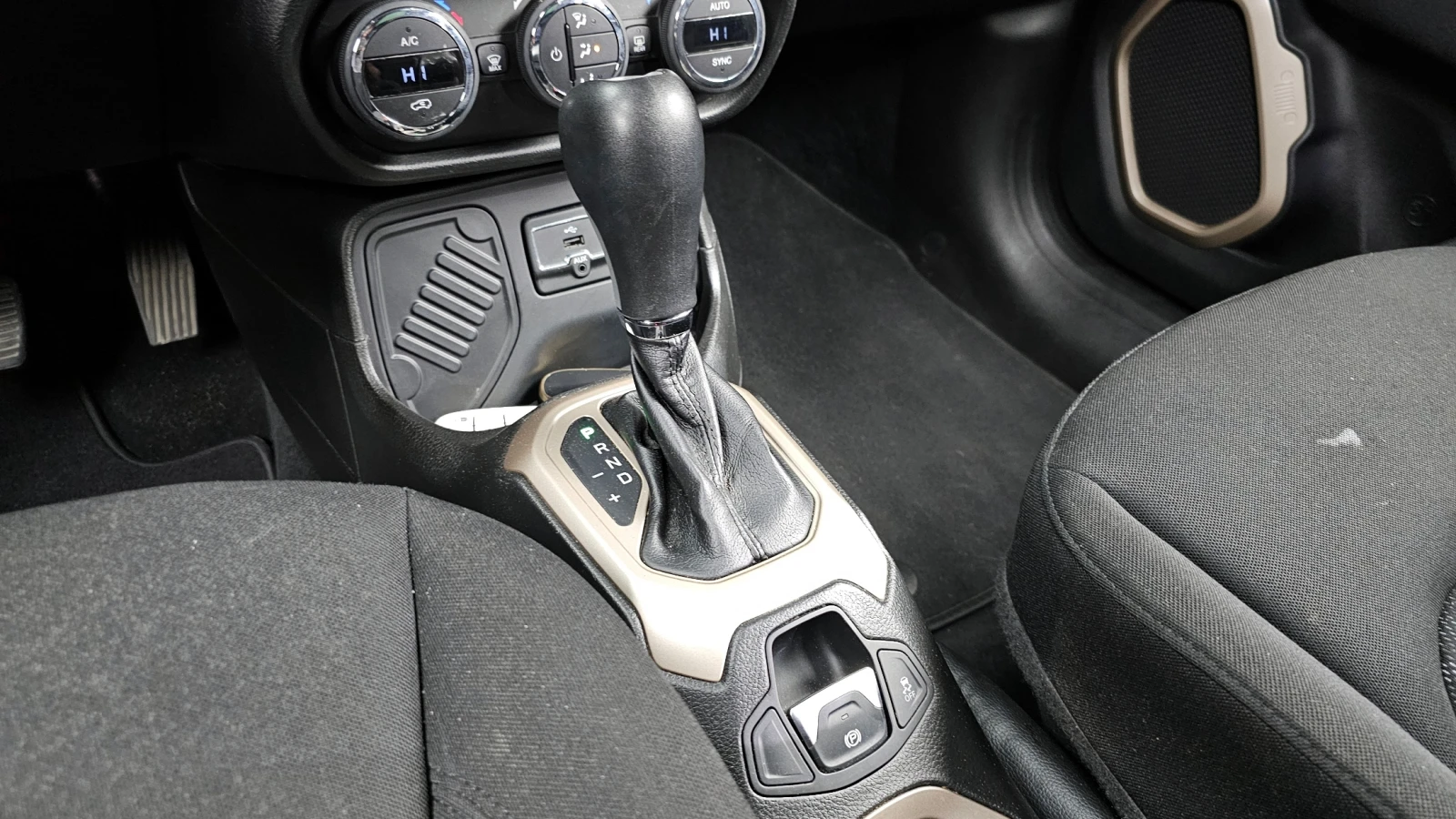 Jeep Renegade 2.4* ПОДГРЕВ ВОЛАН* ЛЮК* КРАЙНА ЦЕНА, снимка 9 - Автомобили и джипове - 55318881